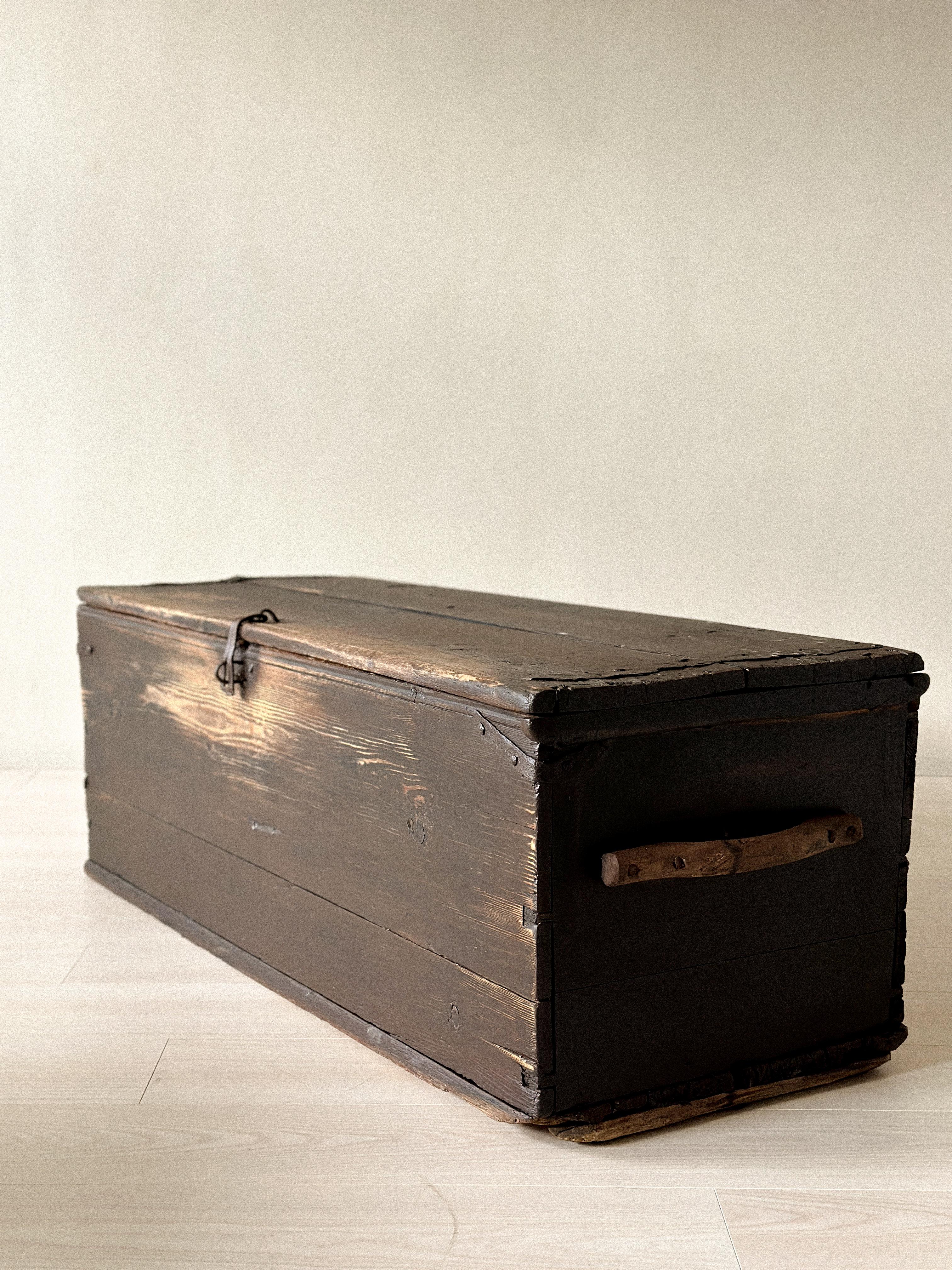 Coffre ancien en bois datant des années 1700. Fabriqué en bois massif avec des ferrures d'origine et une patine d'usage. Une pièce historique rare avec beaucoup de caractère et de présence.








