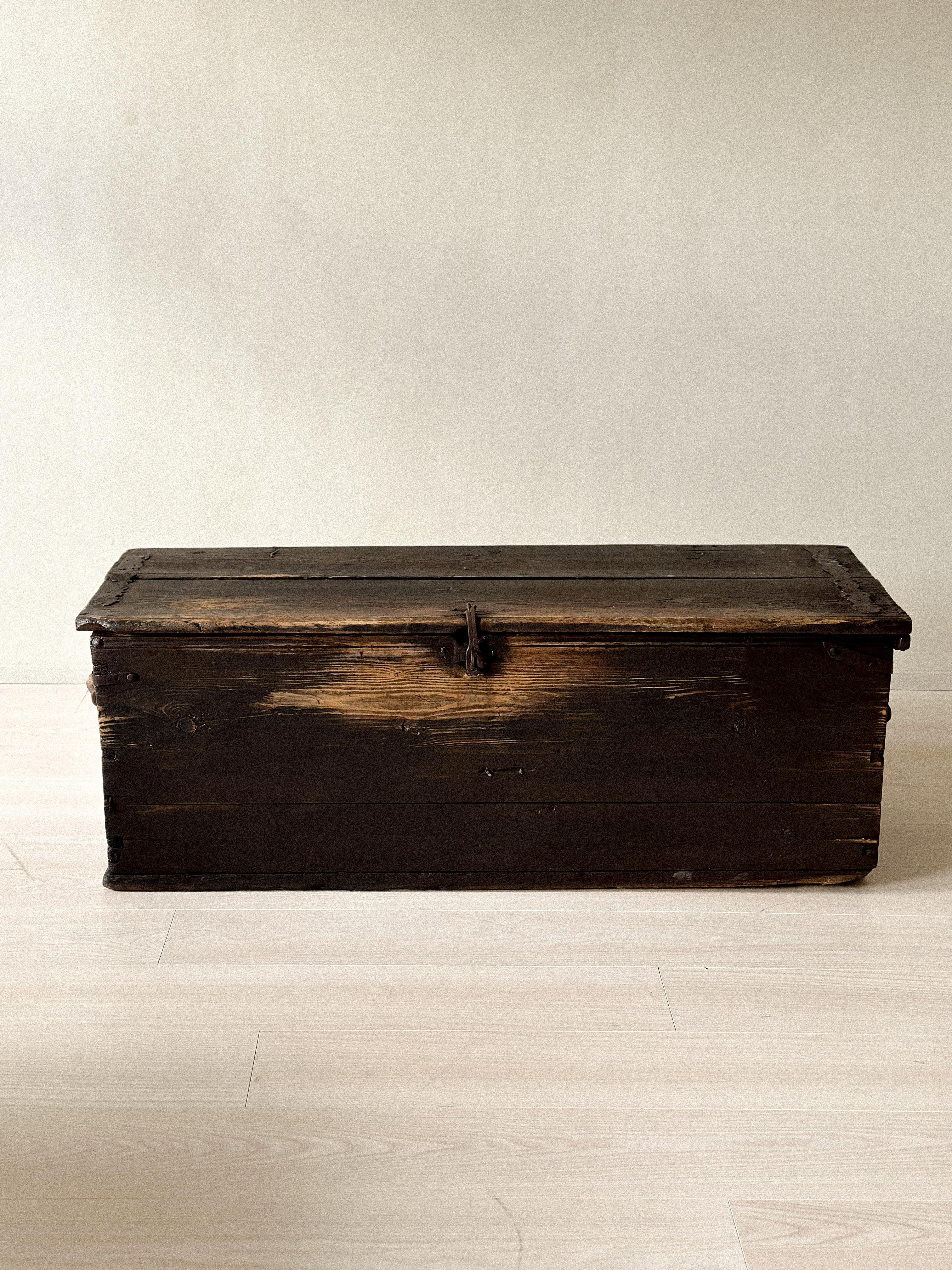 Romantique Ancienne commode scandinave Wabi Sabi, vers 1700 en vente