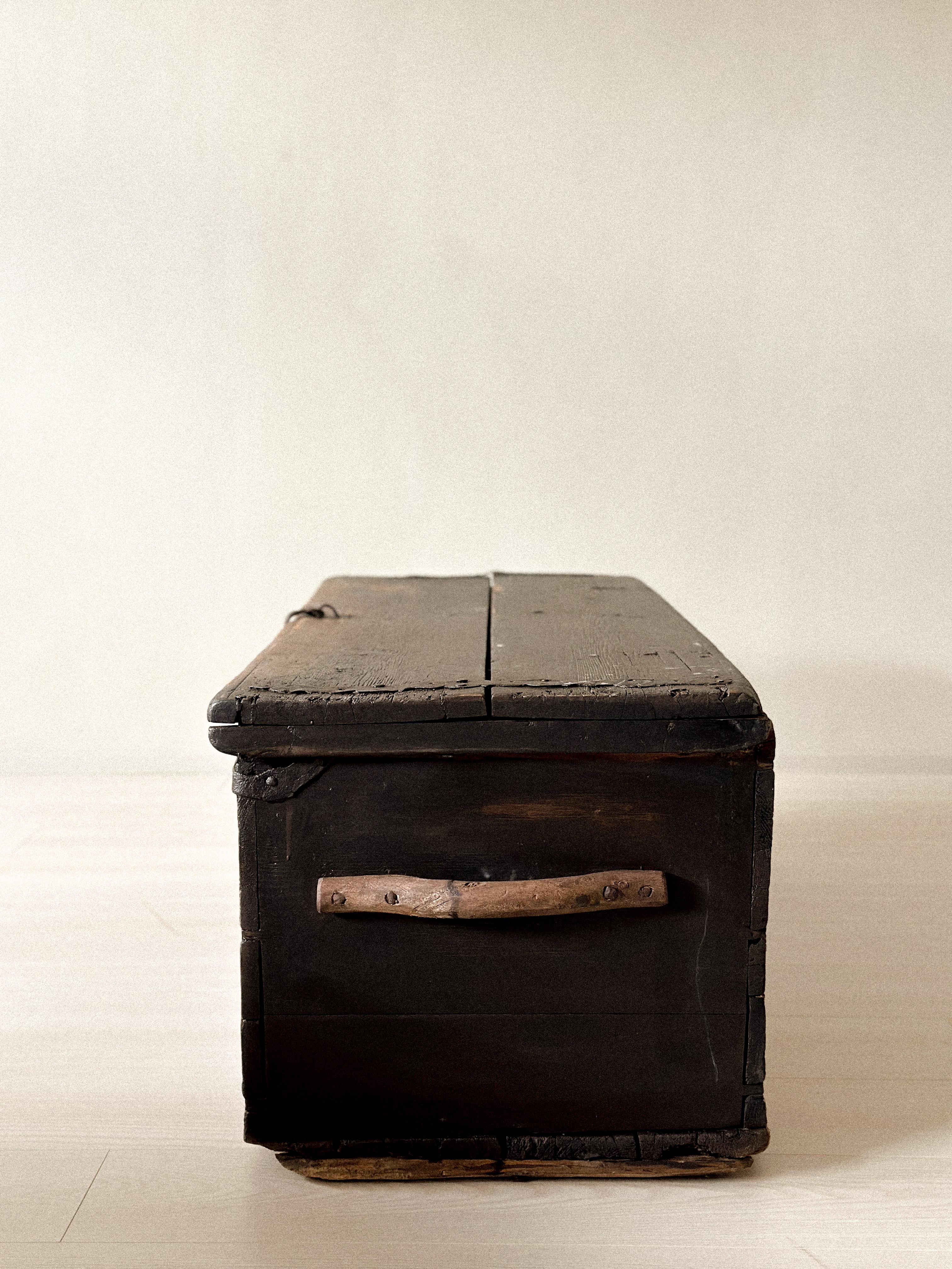 Norvégien Ancienne commode scandinave Wabi Sabi, vers 1700 en vente