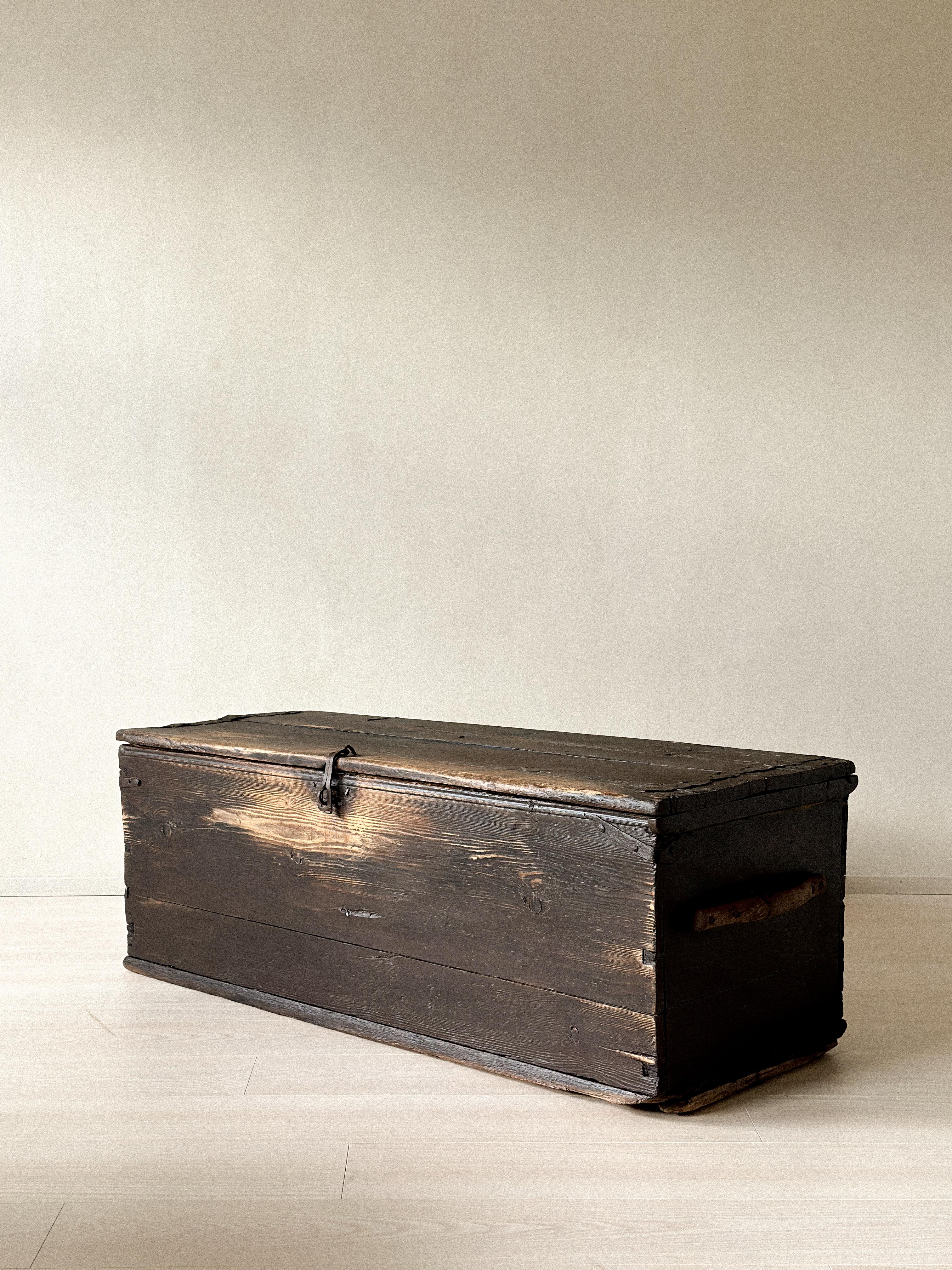 Fait main Ancienne commode scandinave Wabi Sabi, vers 1700 en vente