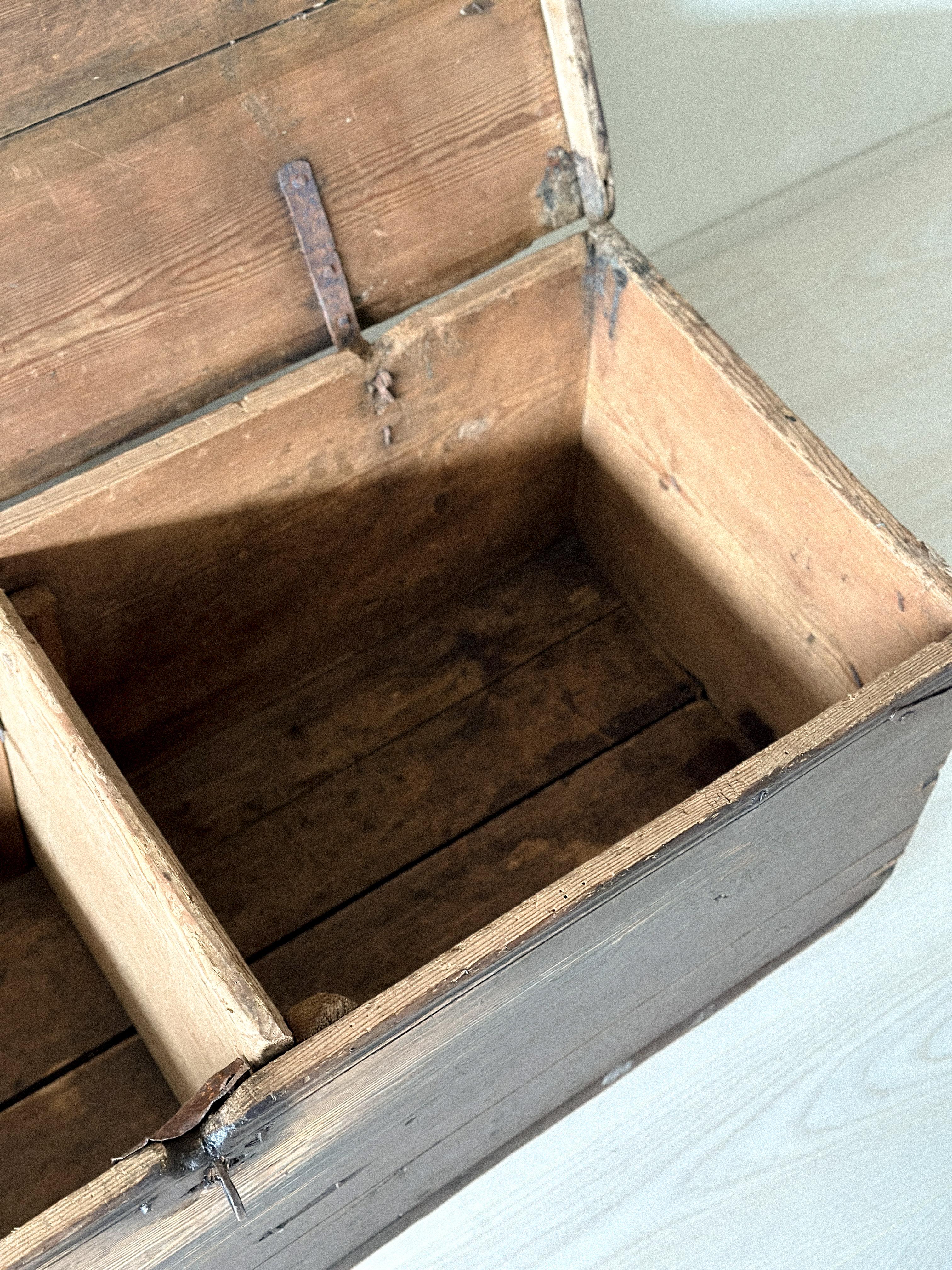 XVIIIe siècle et antérieur Ancienne commode scandinave Wabi Sabi, vers 1700 en vente