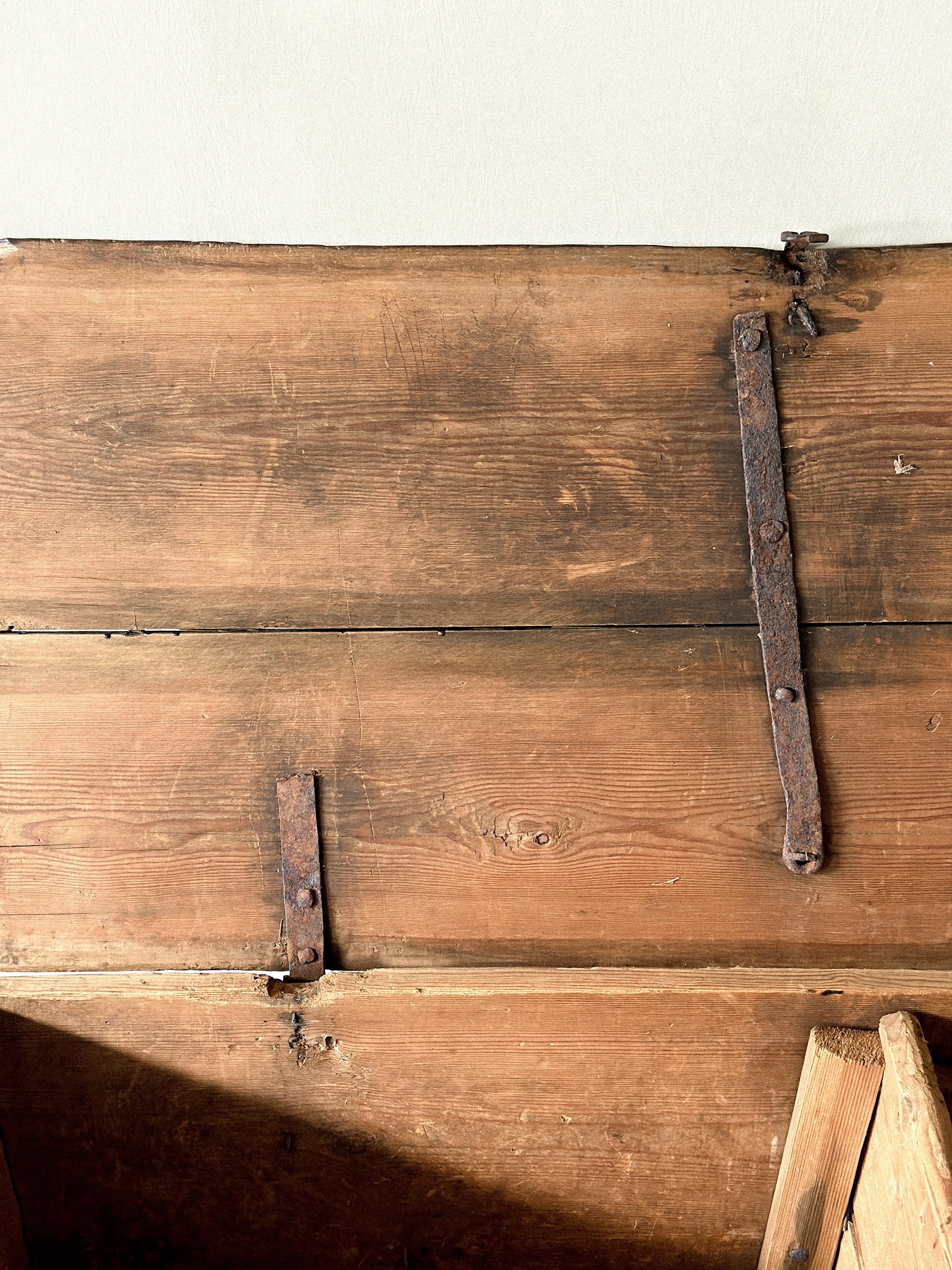 Pin Ancienne commode scandinave Wabi Sabi, vers 1700 en vente
