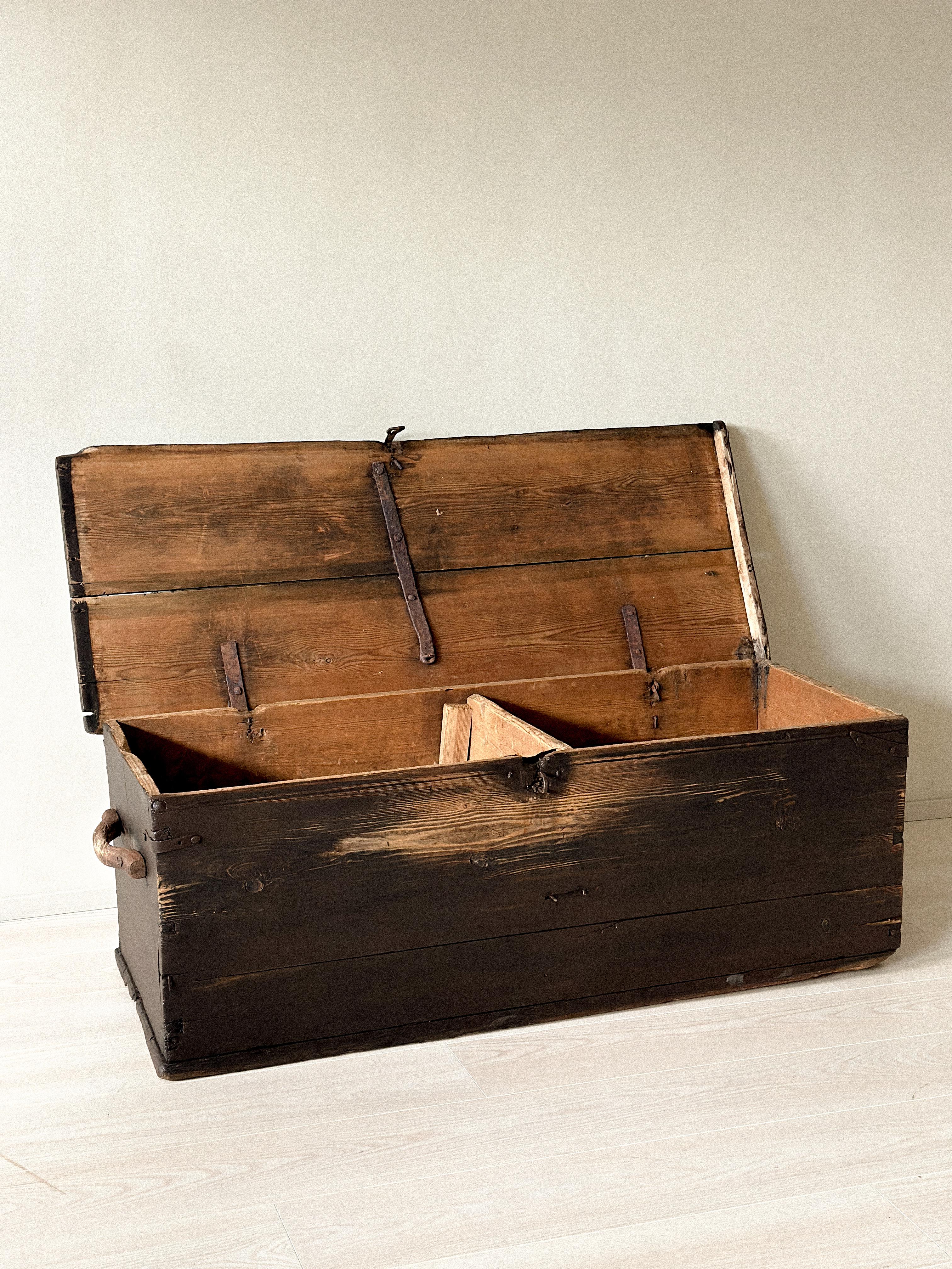 Ancienne commode scandinave Wabi Sabi, vers 1700 en vente 1