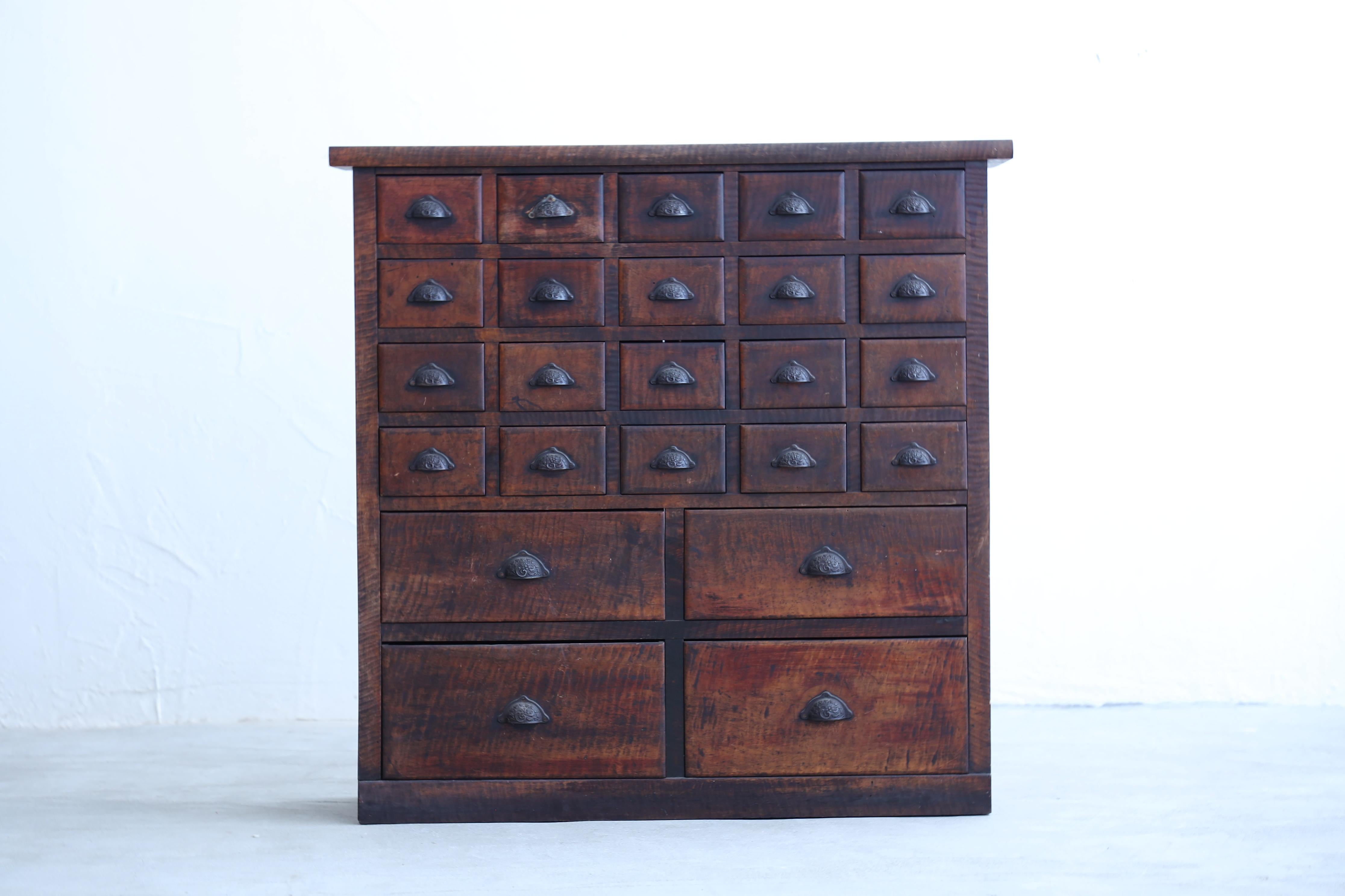 This drawer shelf from the Taisho period combines Japanese style with modernity.

This drawer shelf is particularly elaborate among those made in the Taisho period, and the complexity of its structure is reminiscent of temple and shrine