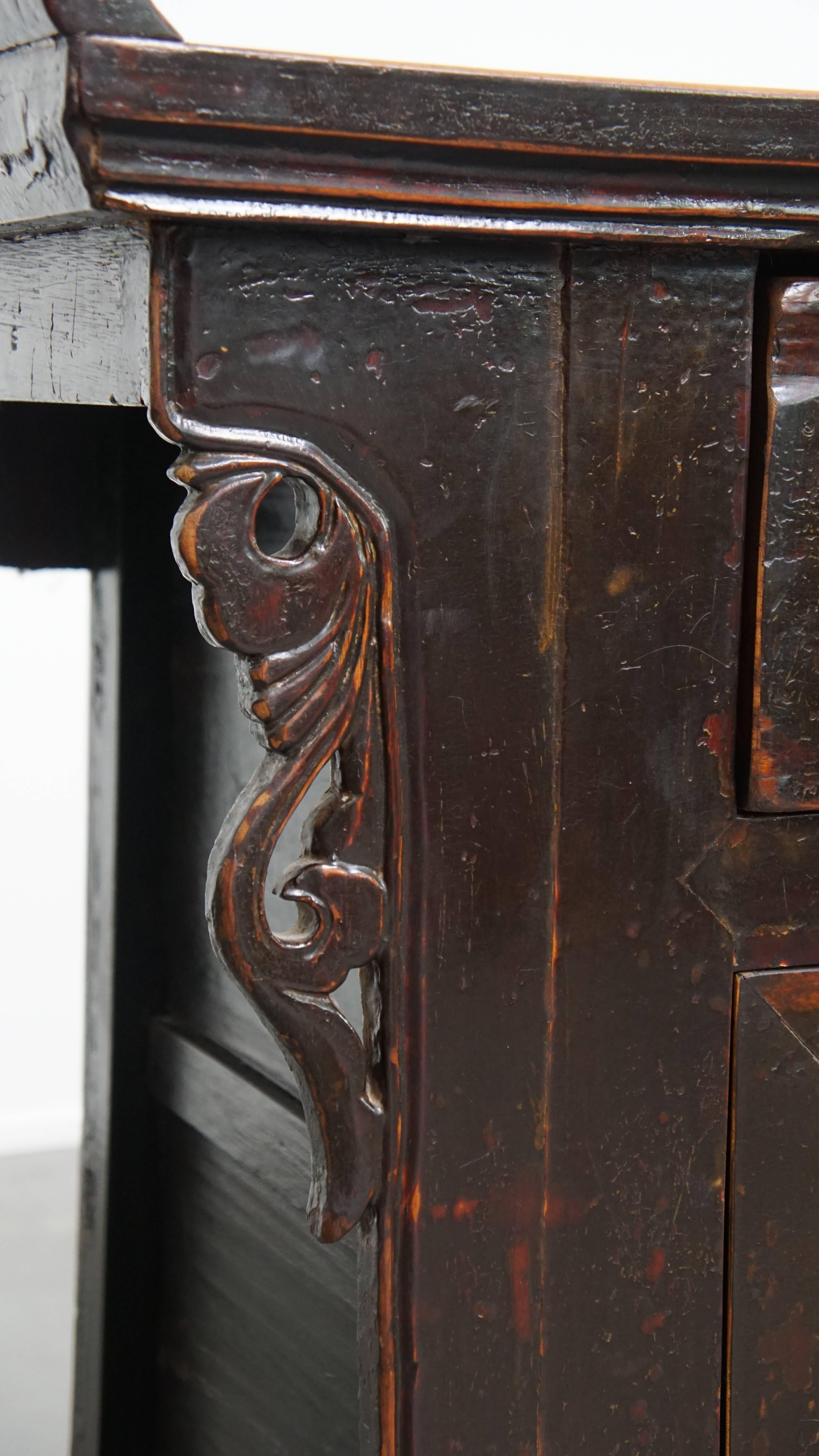 Antikes hölzernes chinesisches Sideboard im Angebot 4