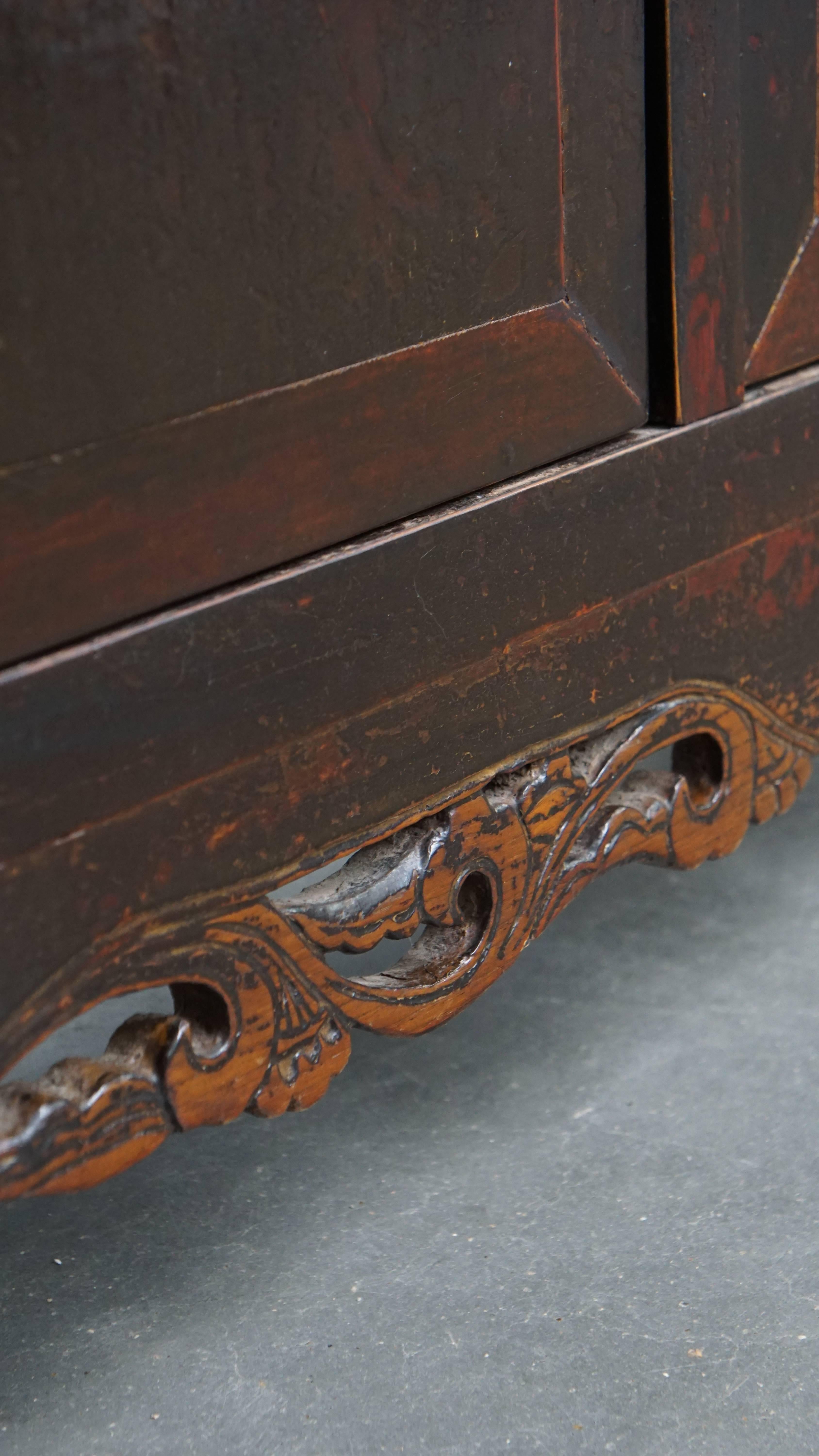 Antikes hölzernes chinesisches Sideboard im Angebot 5