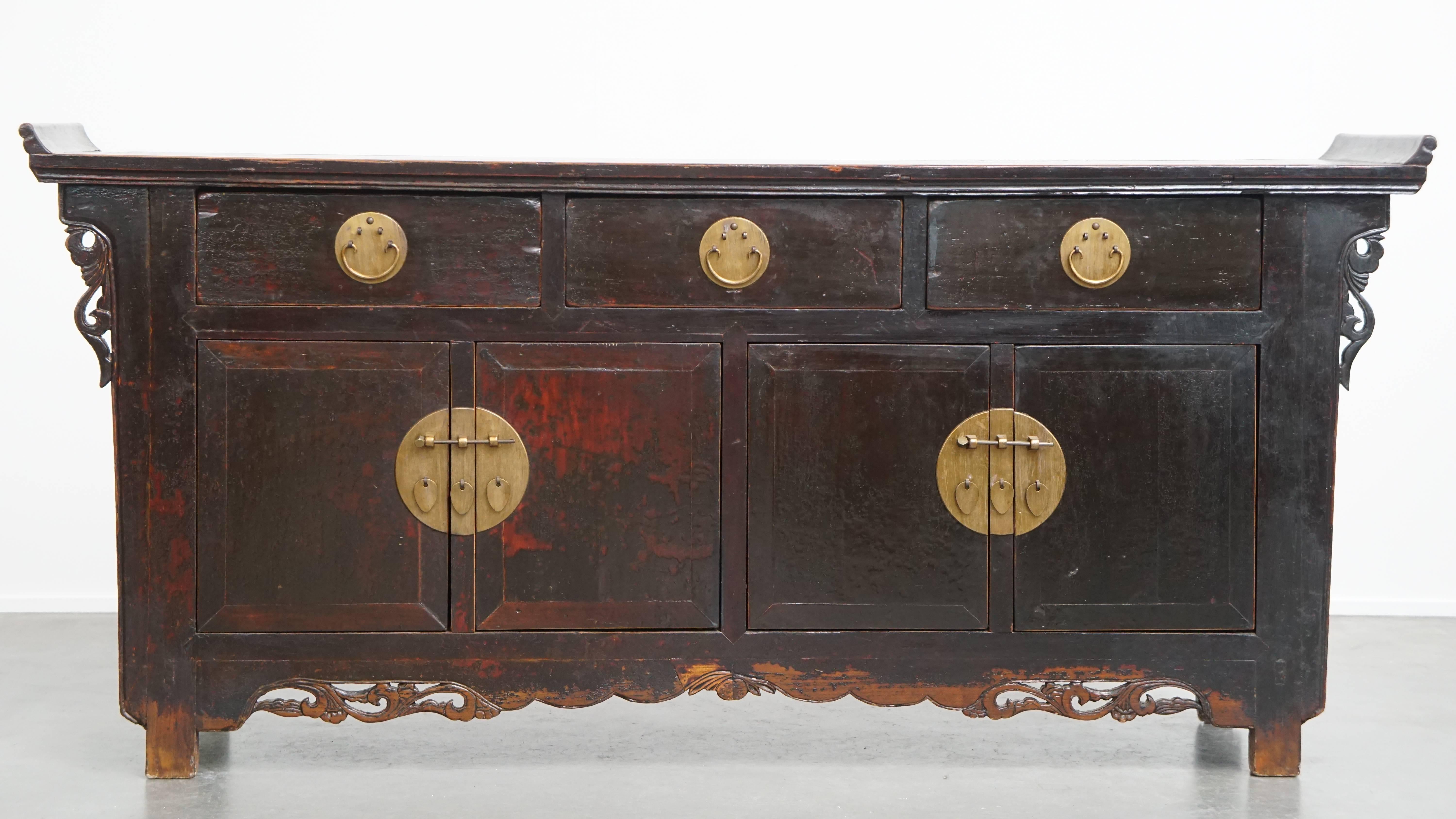 Angeboten wird hier diese antike chinesische Holzanrichte / Altar in einer warmen dunklen Farbe mit feinen Details.

Dieses schöne Stück passt sowohl zu modernen als auch zu klassischen Innenräumen. Seine subtilen und warmen Farbtöne in Kombination