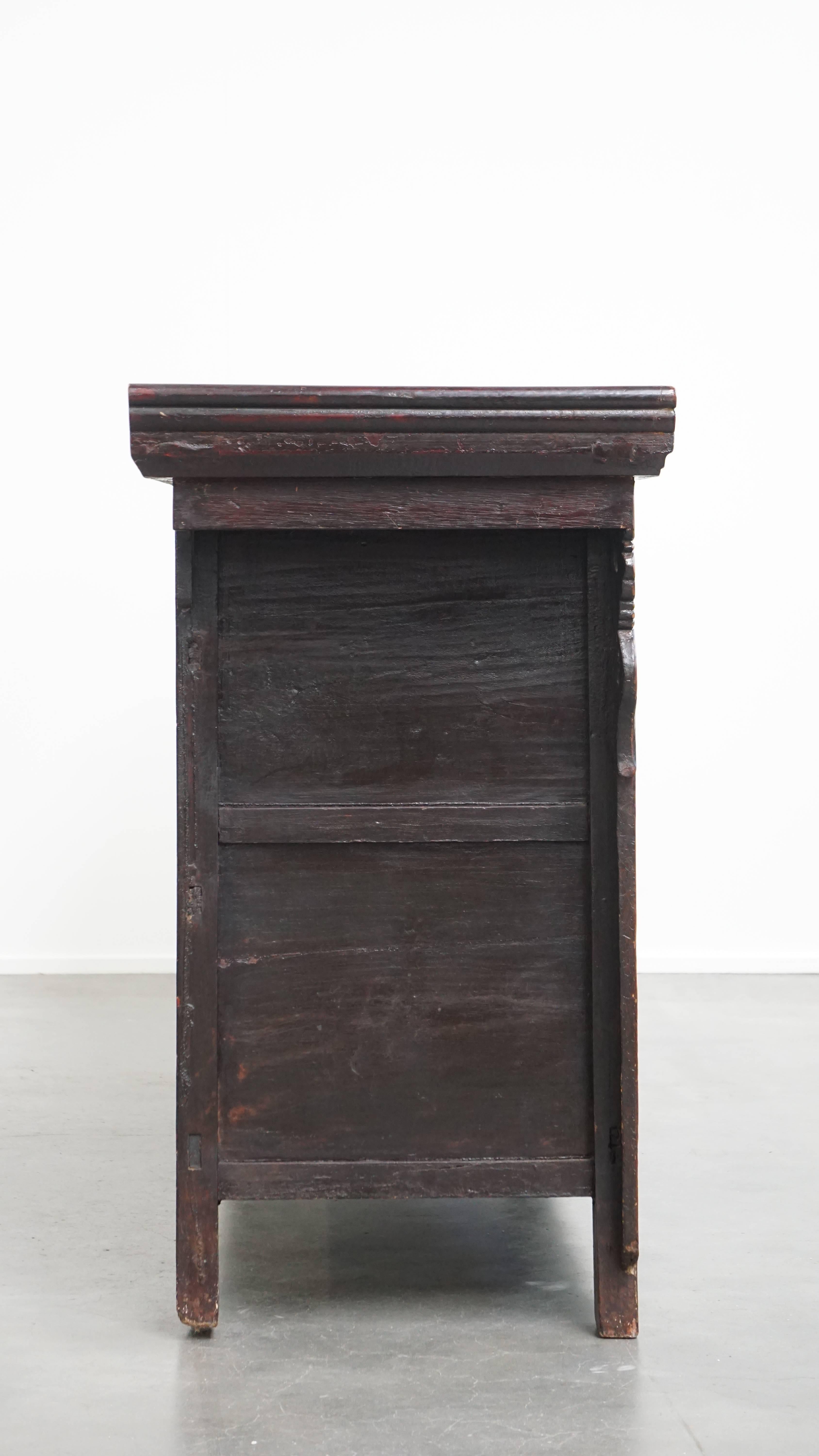 Antikes hölzernes chinesisches Sideboard (Klassisch-römisch) im Angebot