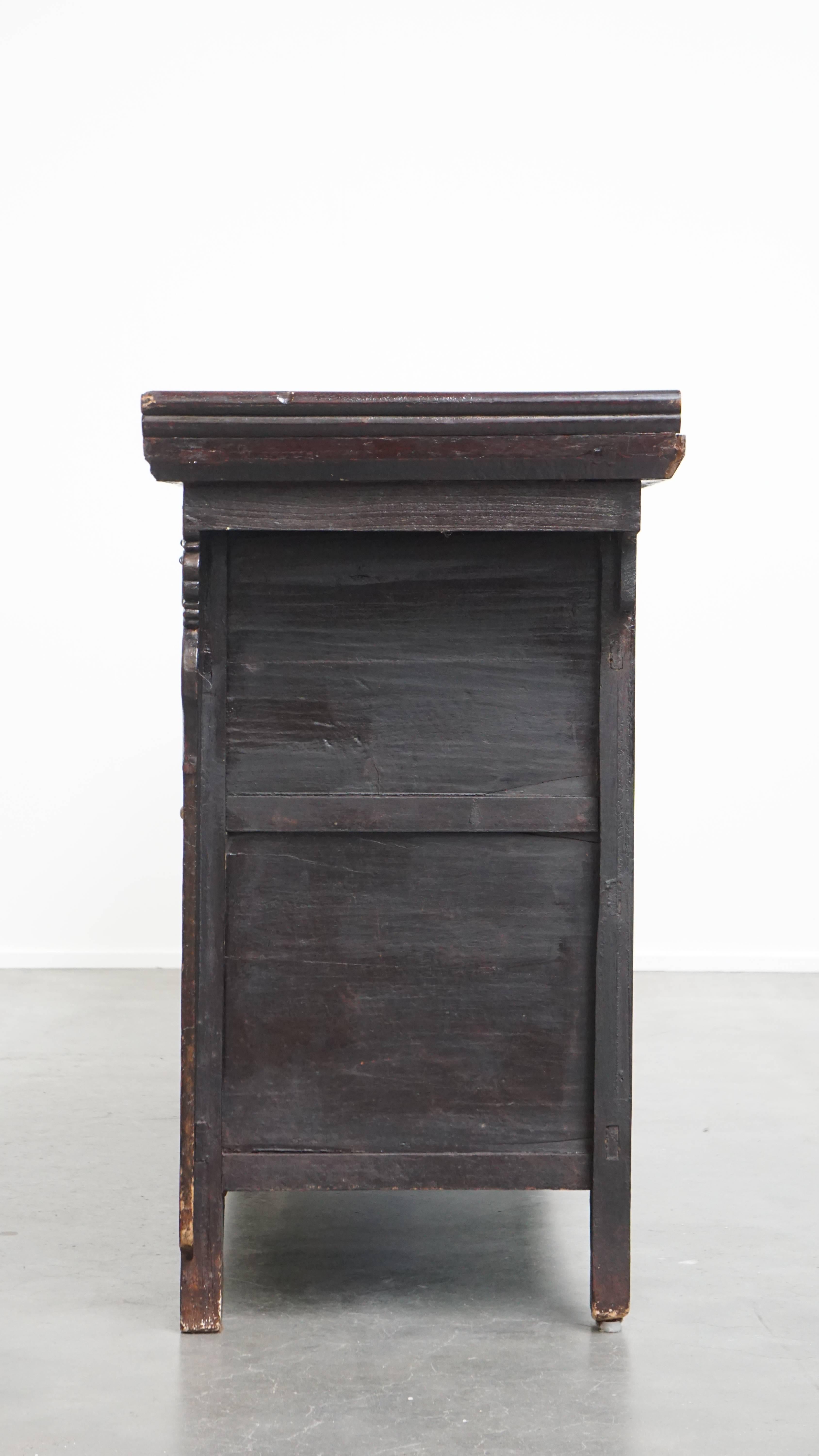 Antikes hölzernes chinesisches Sideboard im Zustand „Relativ gut“ im Angebot in Harderwijk, NL