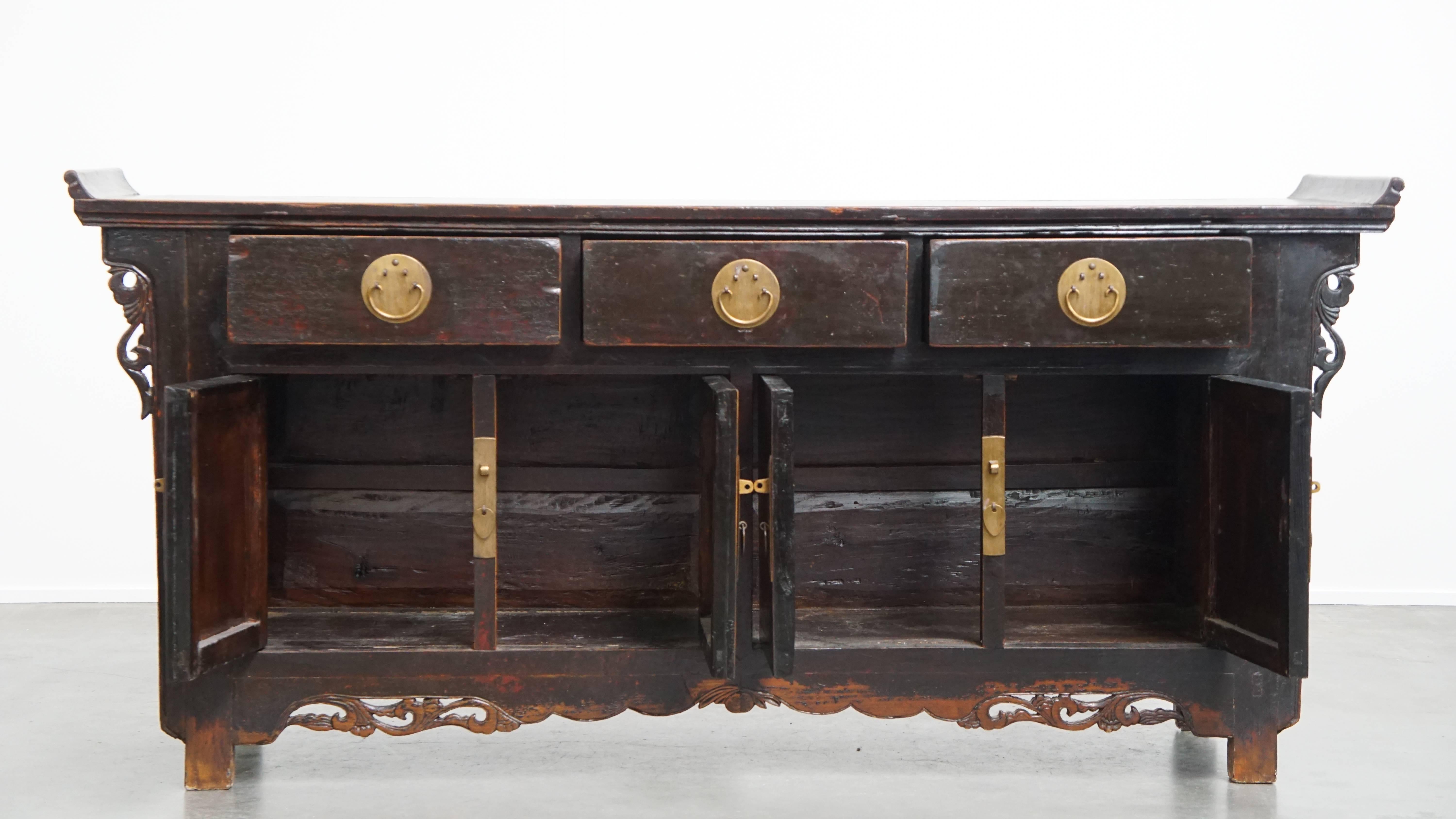 Antikes hölzernes chinesisches Sideboard (19. Jahrhundert) im Angebot