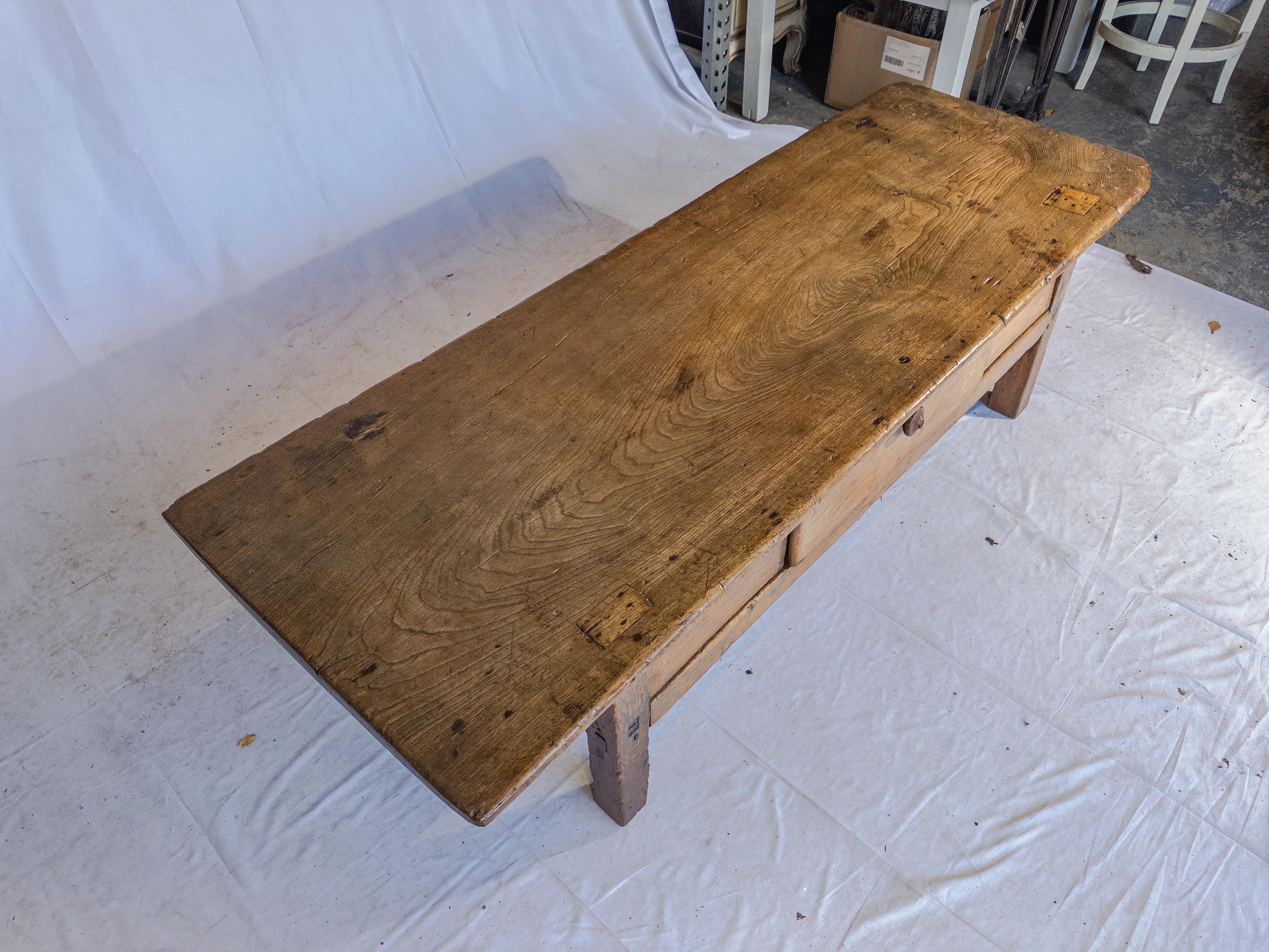 Table basse ancienne en bois en vente 4