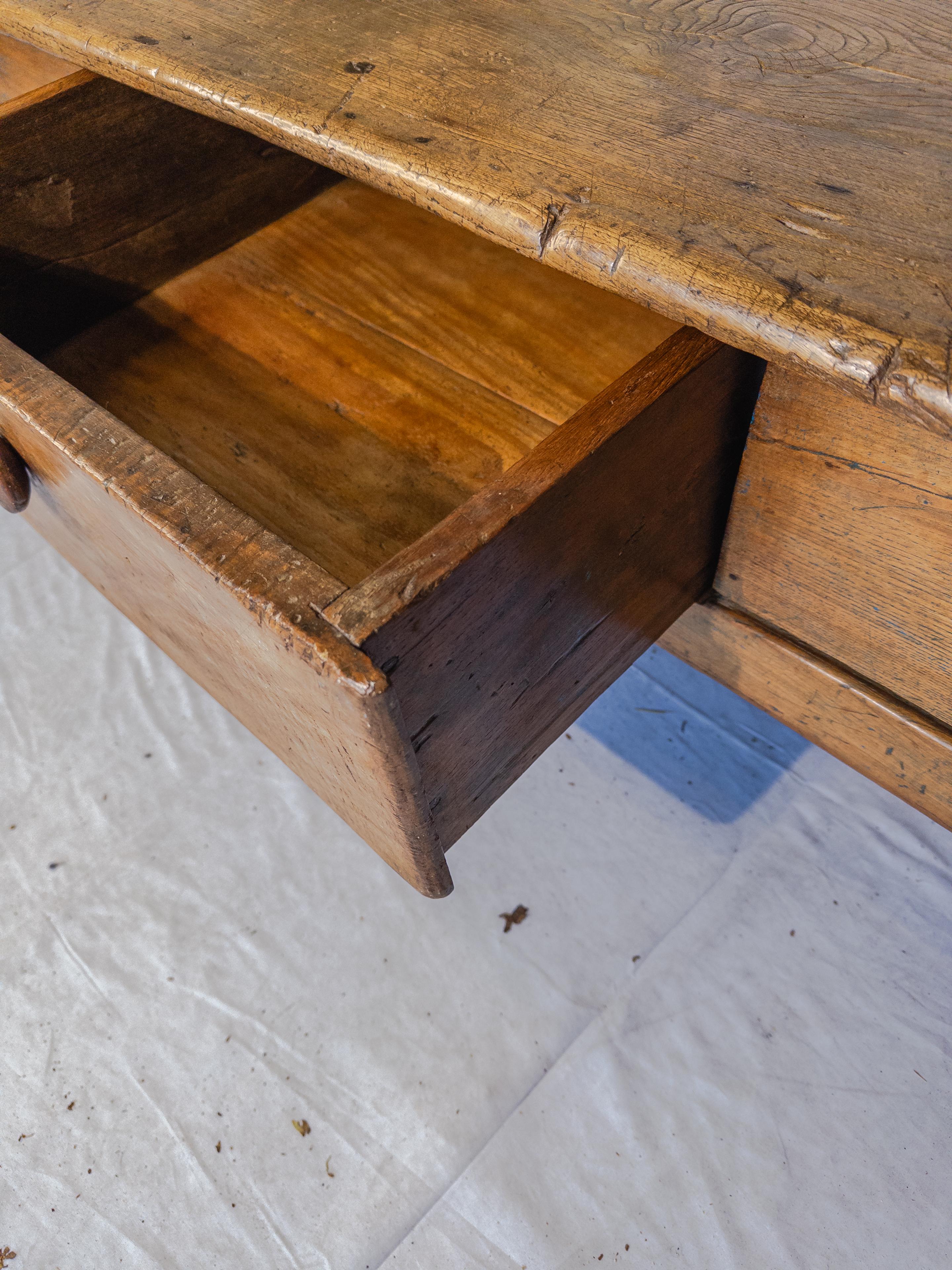 Table basse ancienne en bois en vente 9