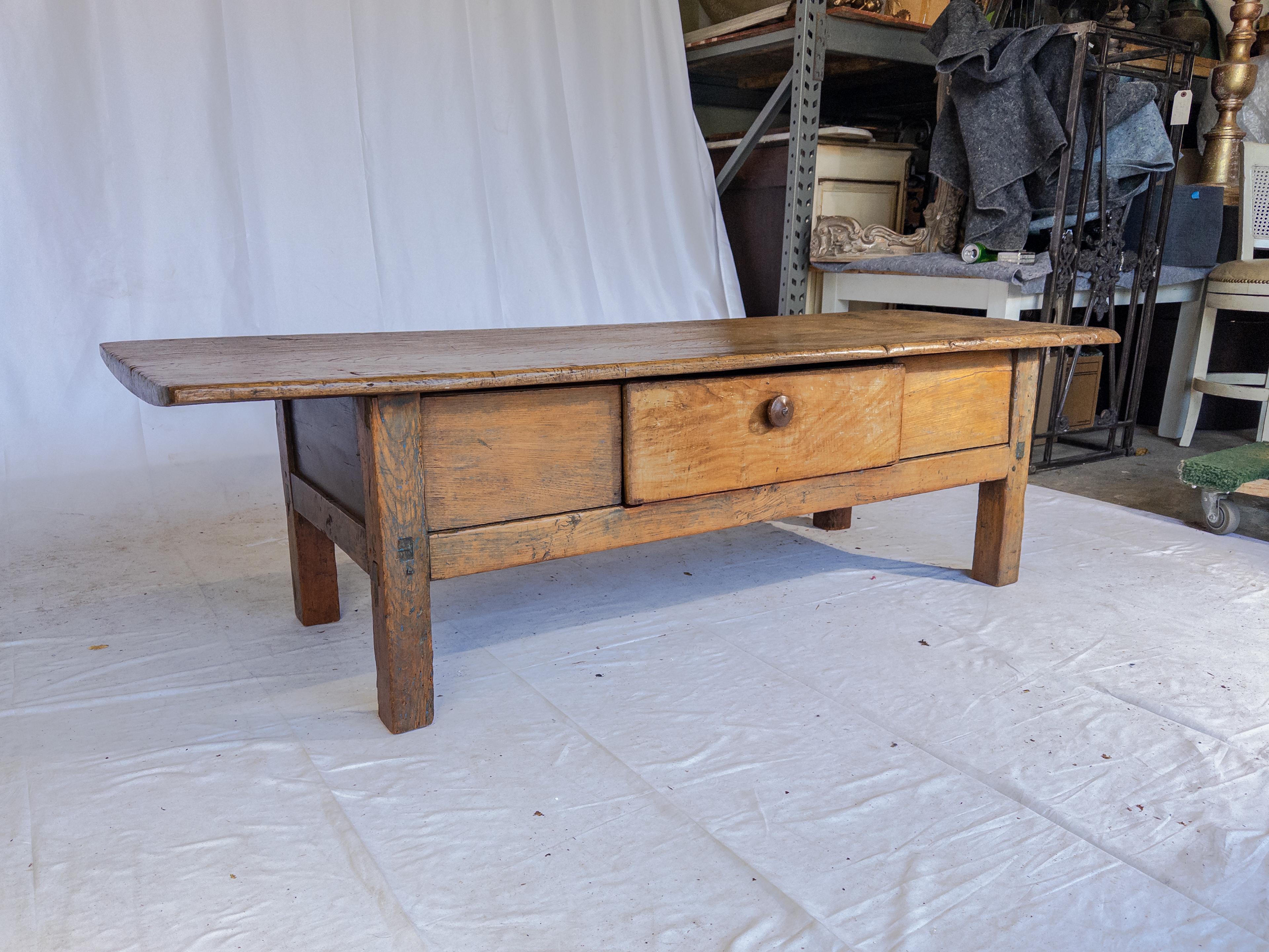 XIXe siècle Table basse ancienne en bois en vente
