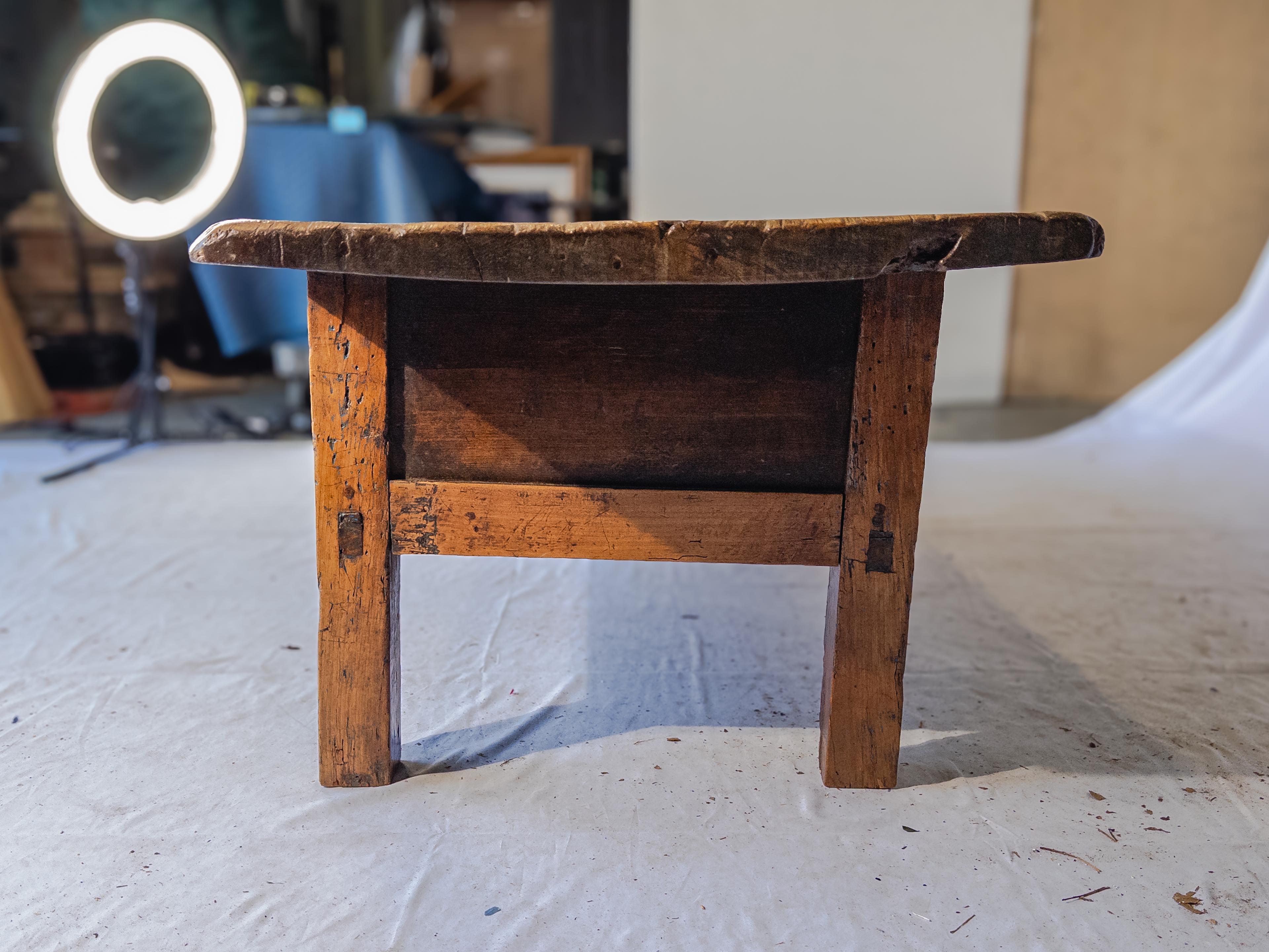 Table basse ancienne en bois en vente 1