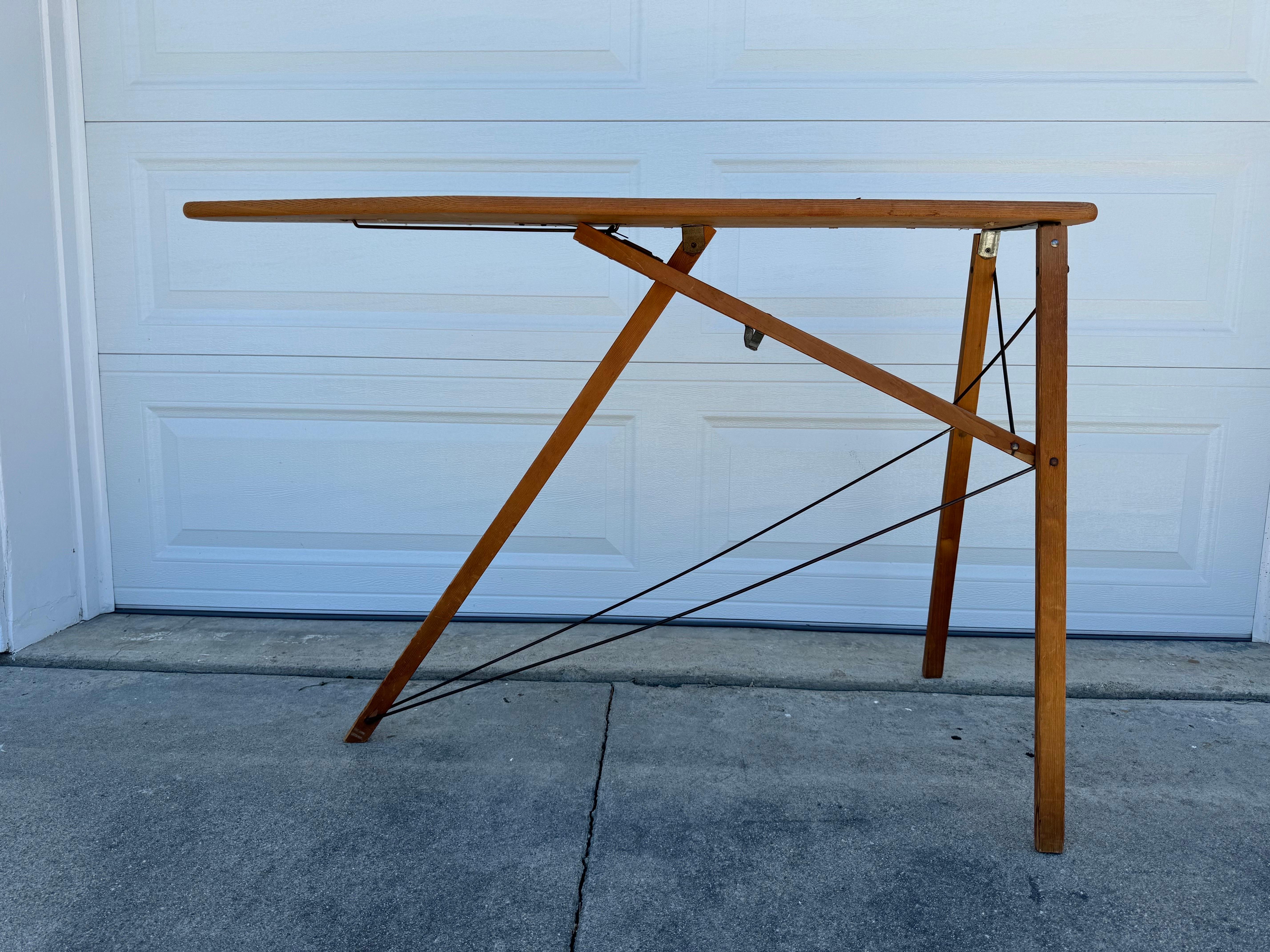 En venta: Una fantástica tabla de planchar de madera antigua, perfecta para añadir un toque de encanto vintage y antiguo a cualquier espacio. Esta tabla de planchar de estilo industrial está en muy buen estado estructural teniendo en cuenta su