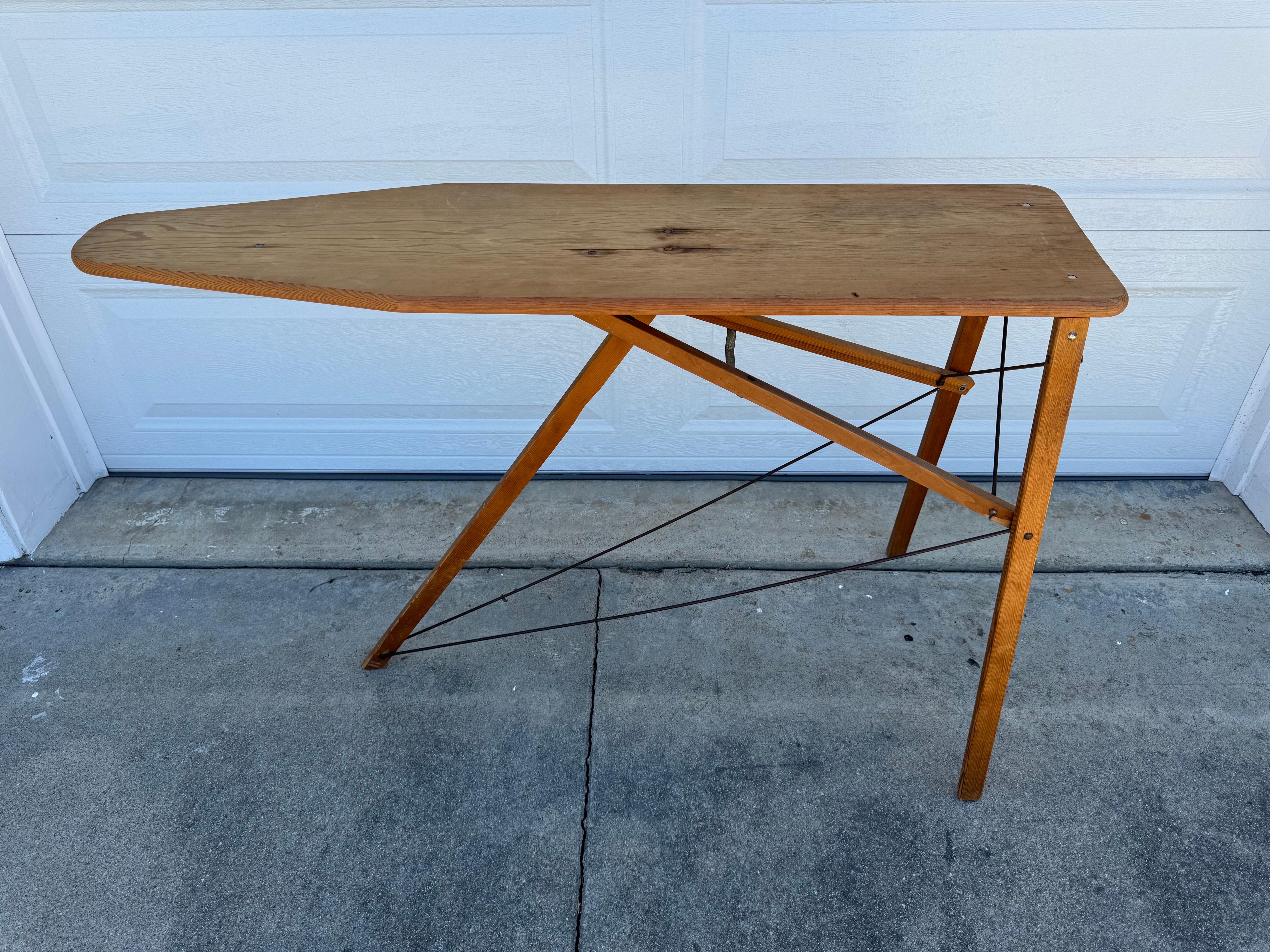 Tabla de planchar plegable de madera antigua Industrial en venta