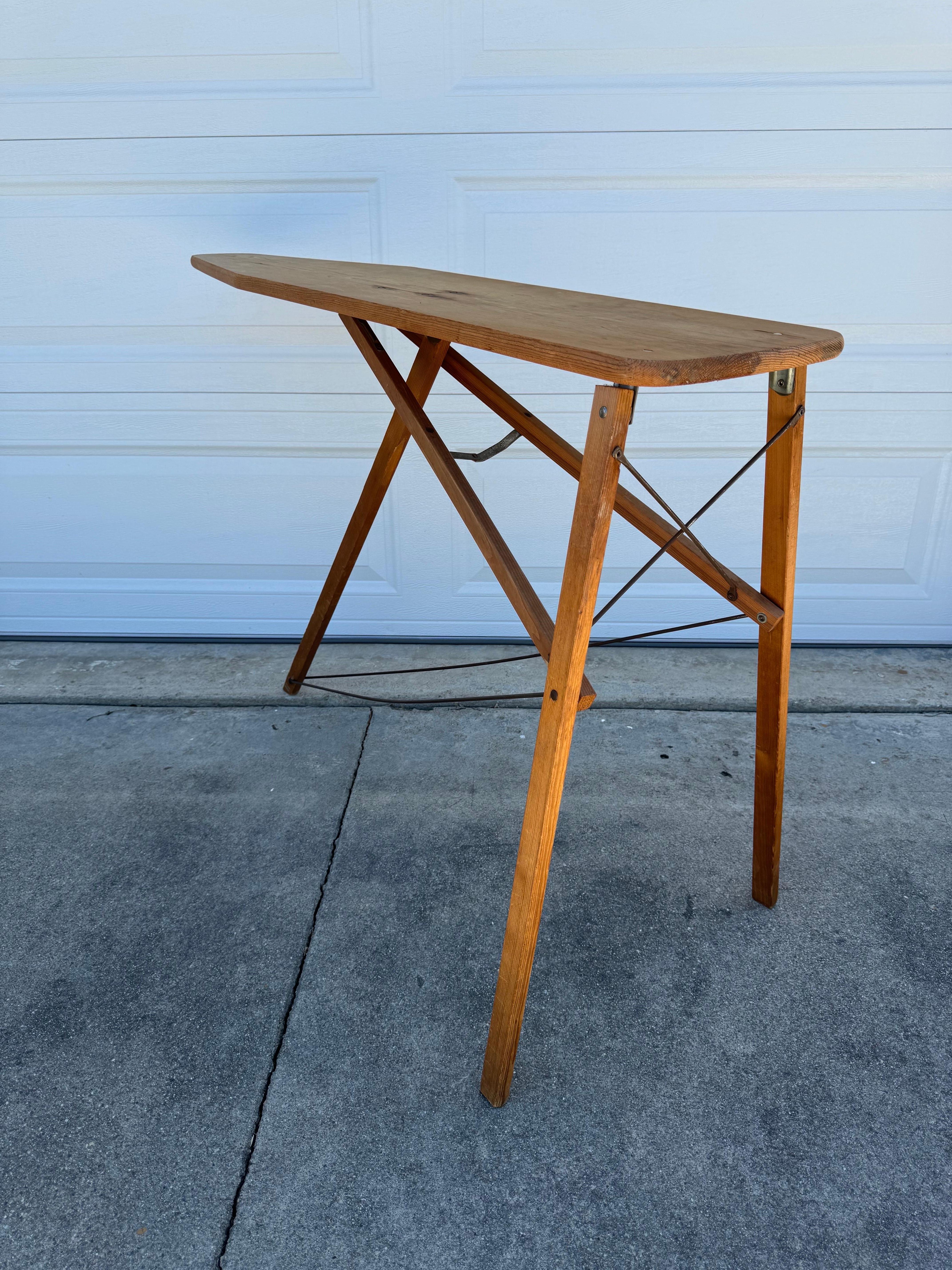 Tabla de planchar plegable de madera antigua Estadounidense en venta