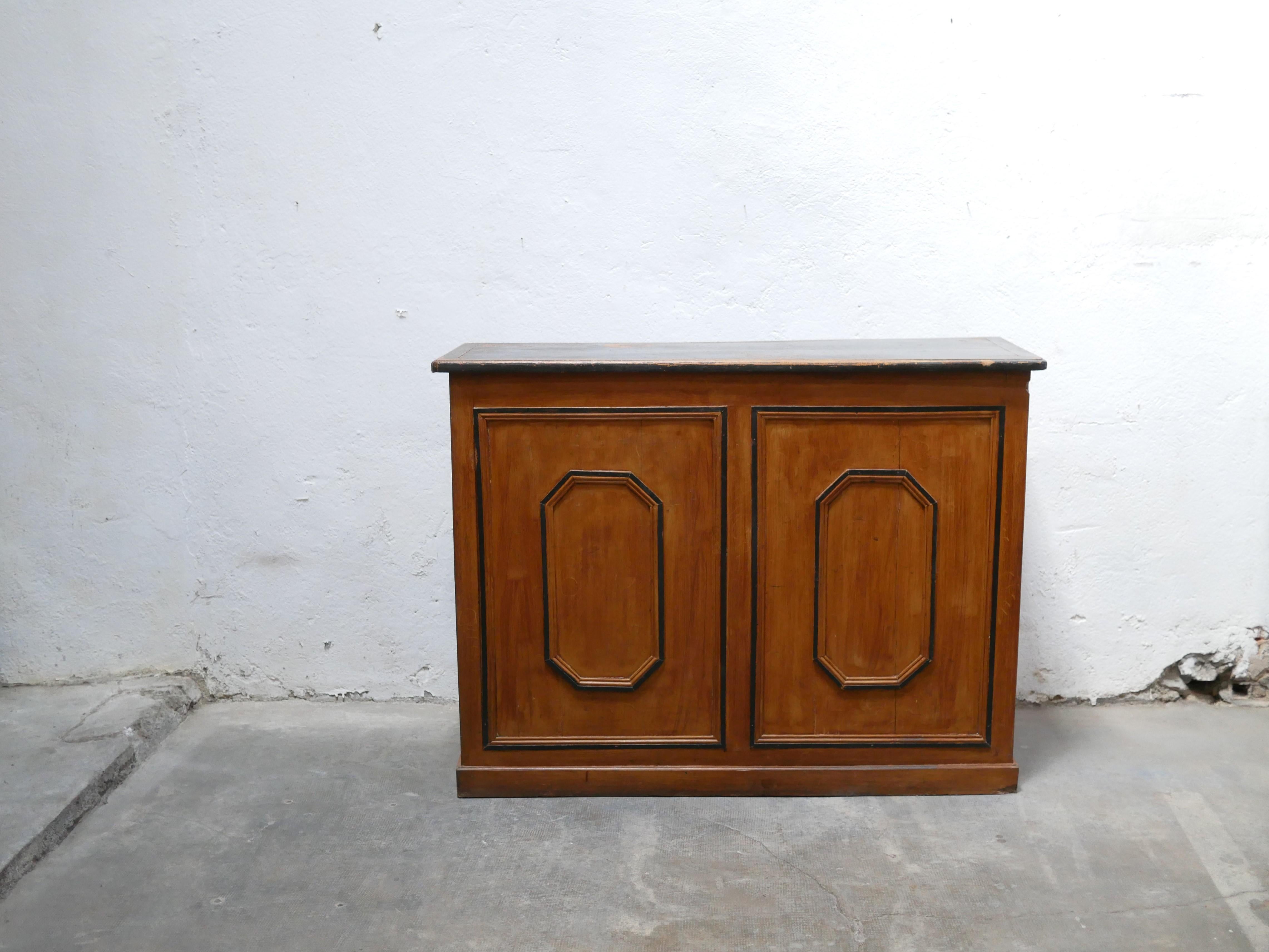Antique wooden counter trade furniture In Good Condition For Sale In AIGNAN, FR
