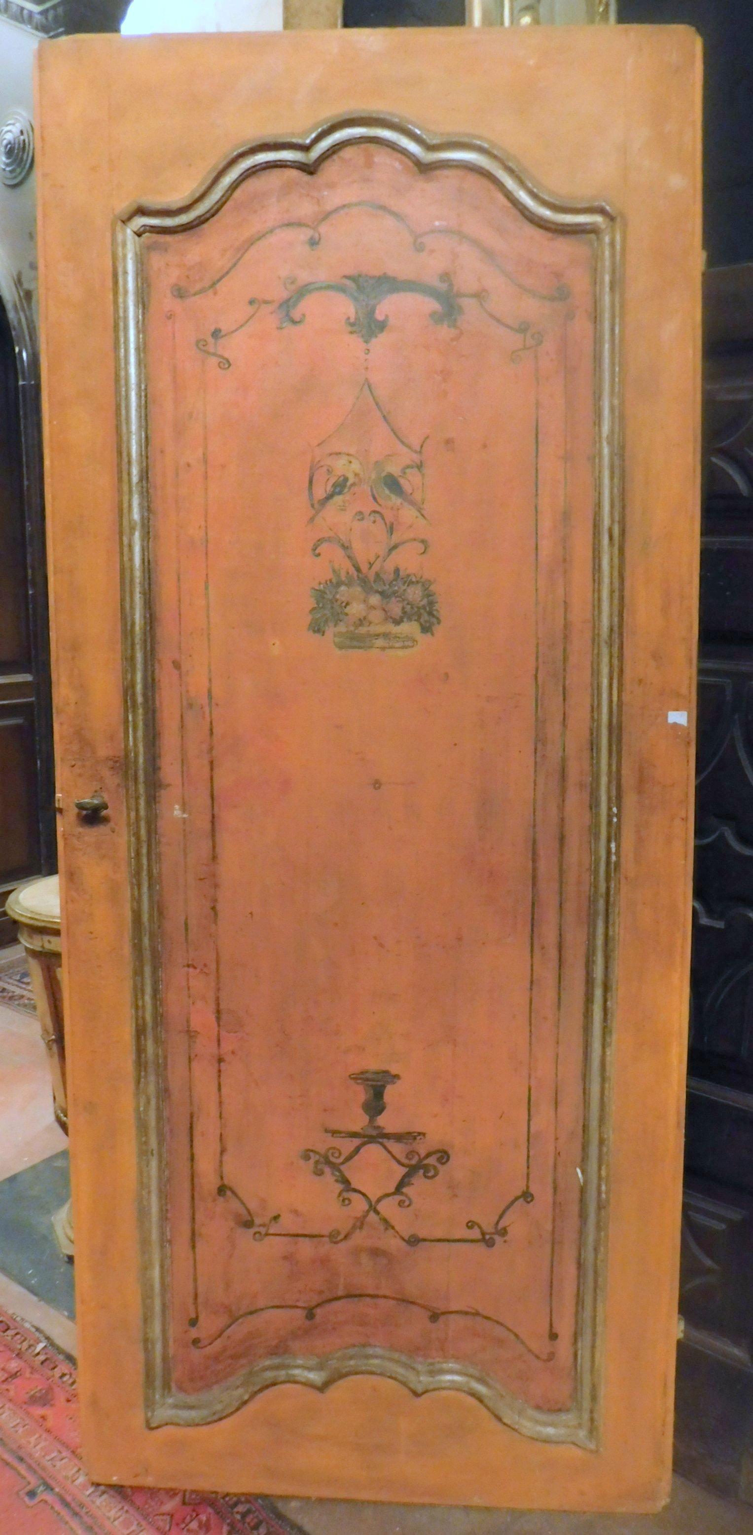 Porta antica in legno laccato arancione, con dipinti, bellissima sul retro, costruita da un artista del 1700 in Italia.
Elegante e raffinata porta ad un'anta, senza telaio, con la possibilità di essere montata direttamente a muro, già restaurata,