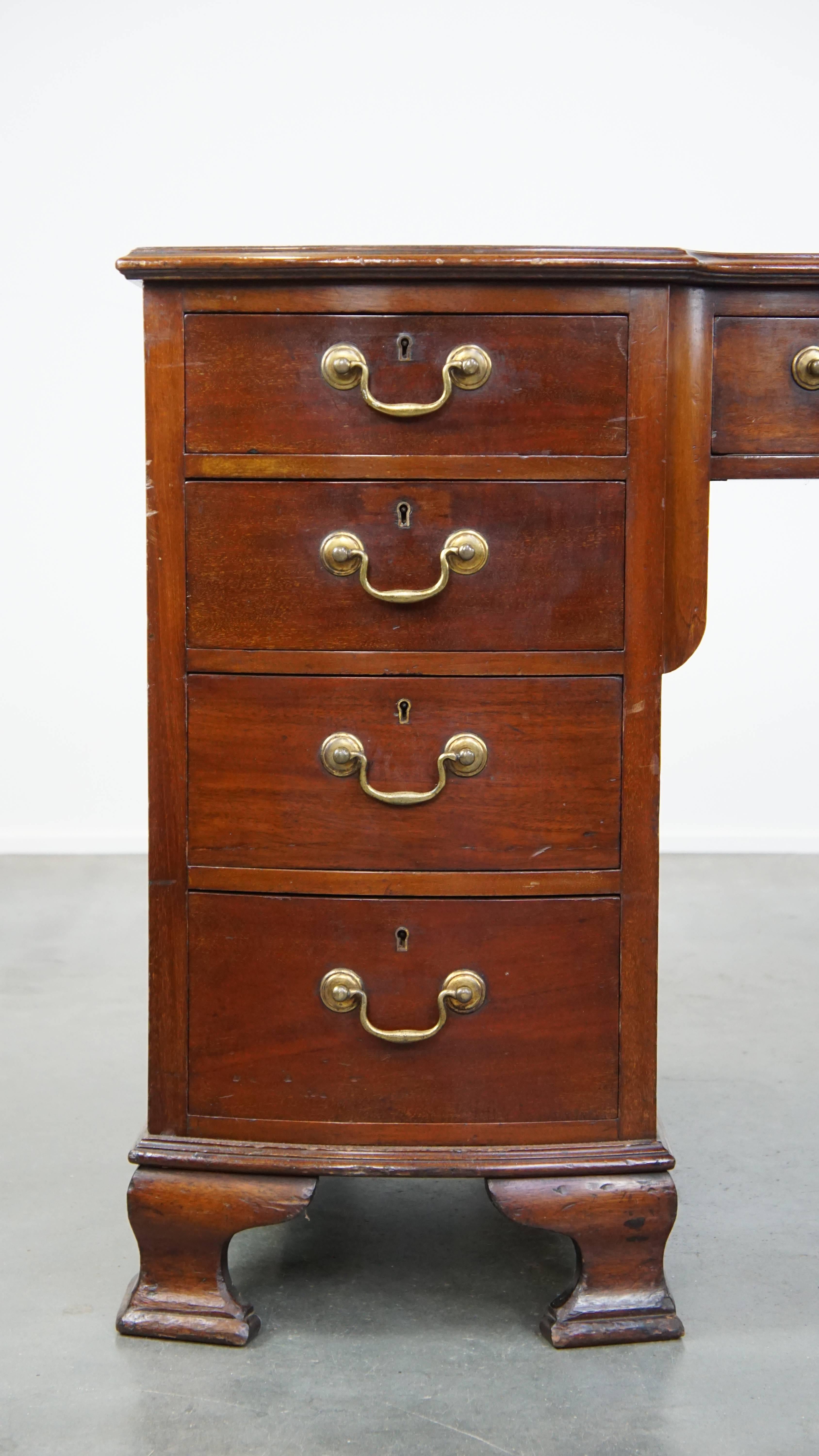 Antica scrivania inglese in legno della fine del XIX secolo con piano in pelle in vendita 4