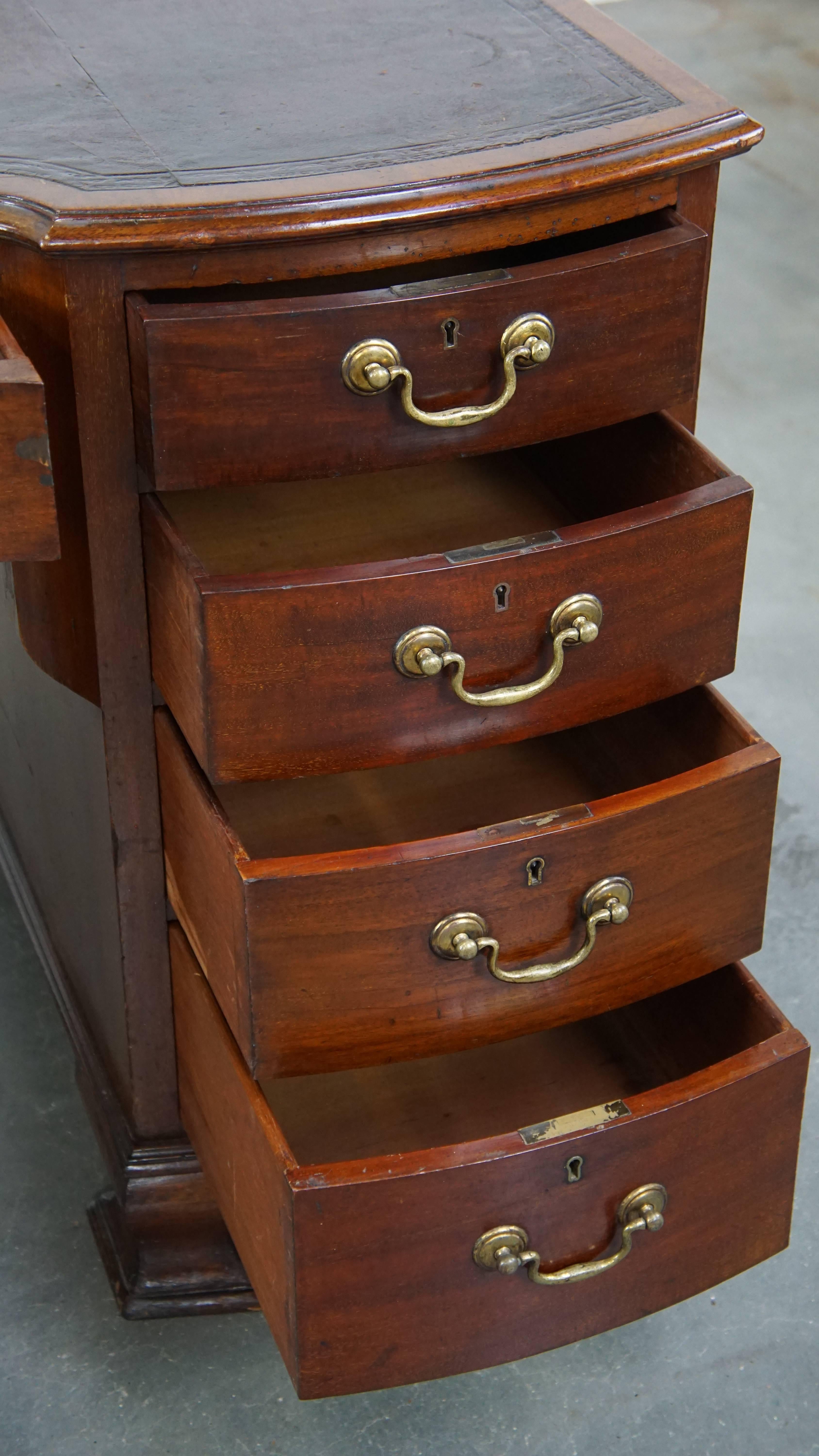 Antica scrivania inglese in legno della fine del XIX secolo con piano in pelle in vendita 5