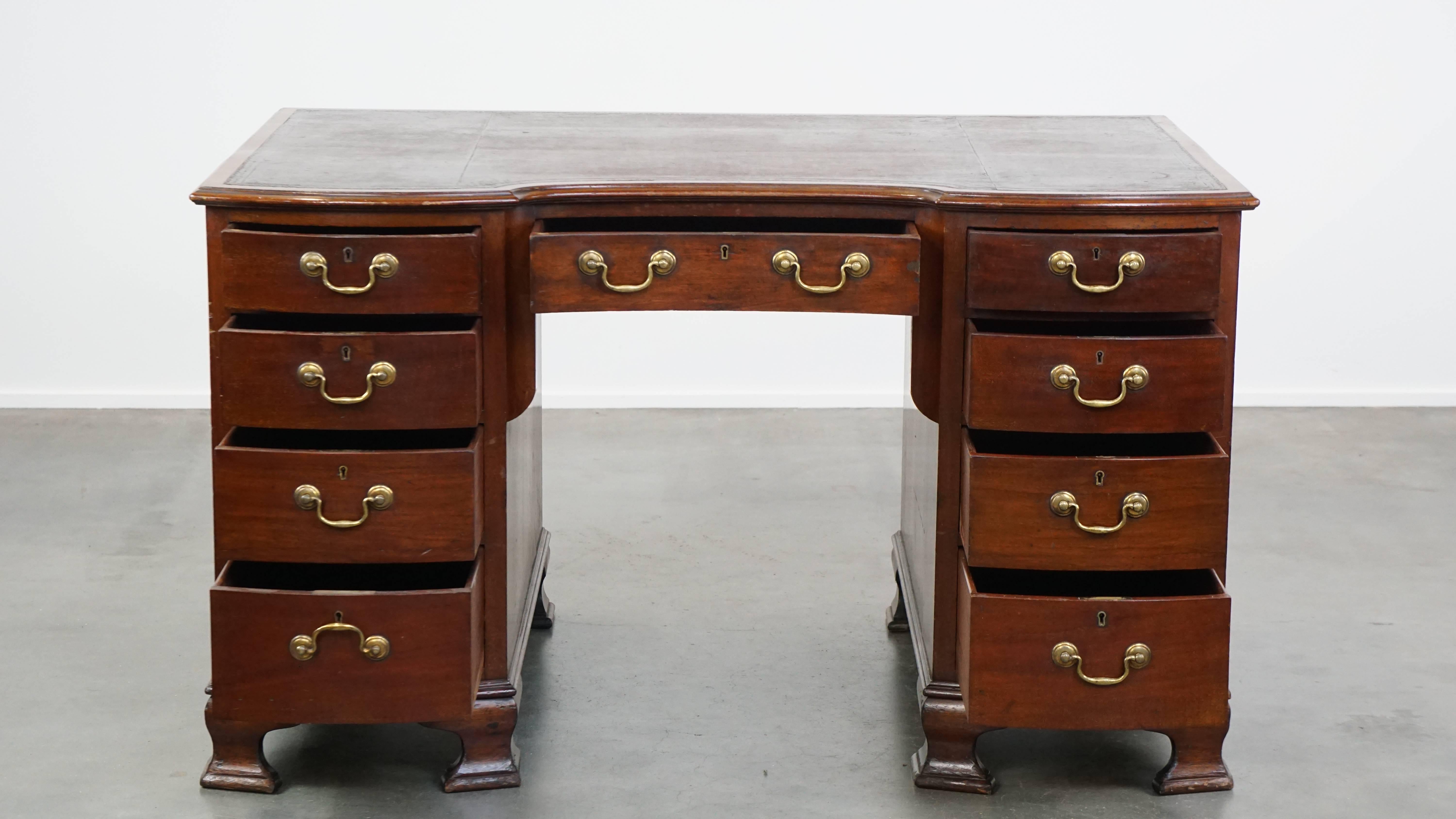 Inglese Antica scrivania inglese in legno della fine del XIX secolo con piano in pelle in vendita