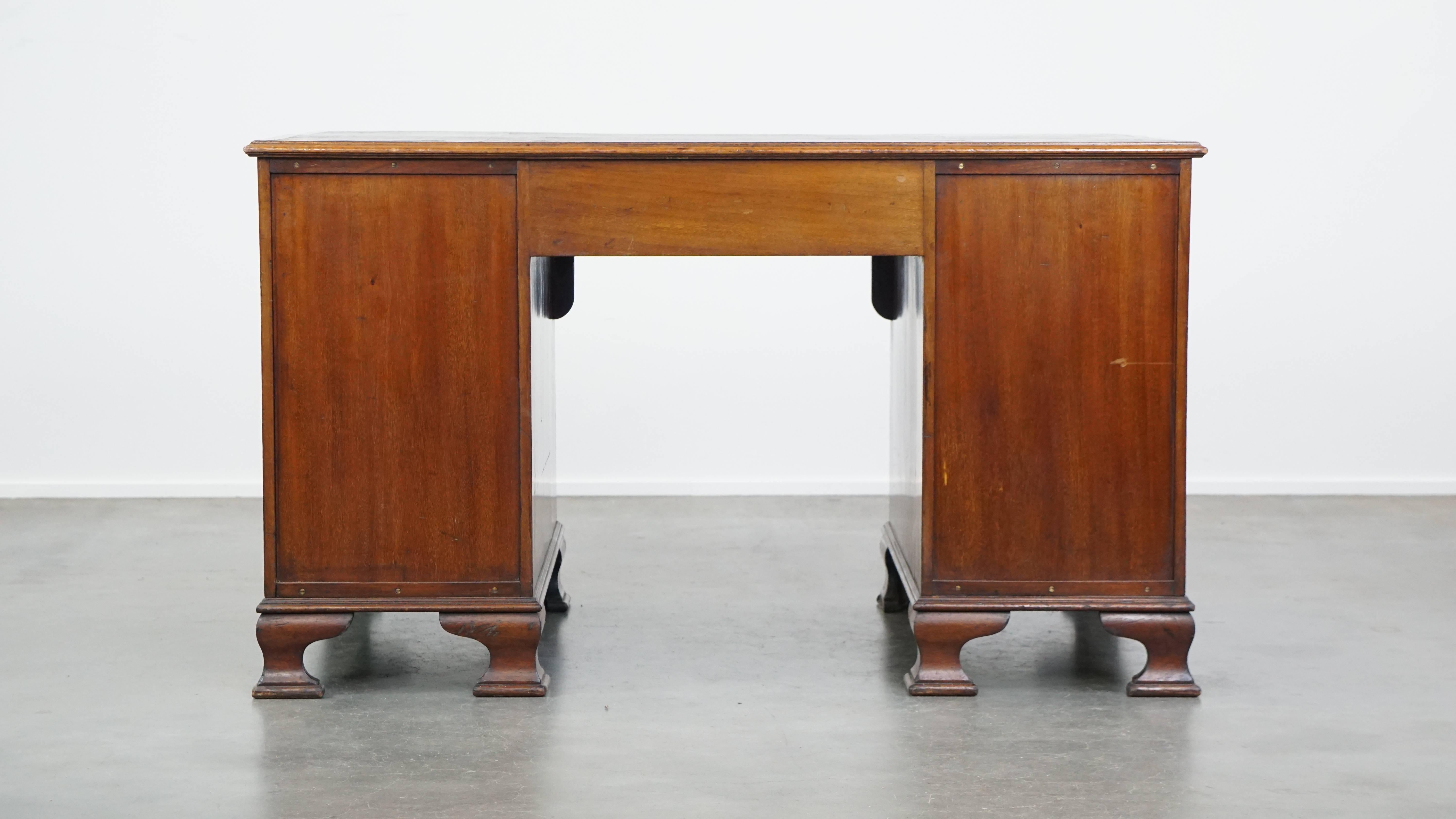 Antica scrivania inglese in legno della fine del XIX secolo con piano in pelle In condizioni buone in vendita a Harderwijk, NL