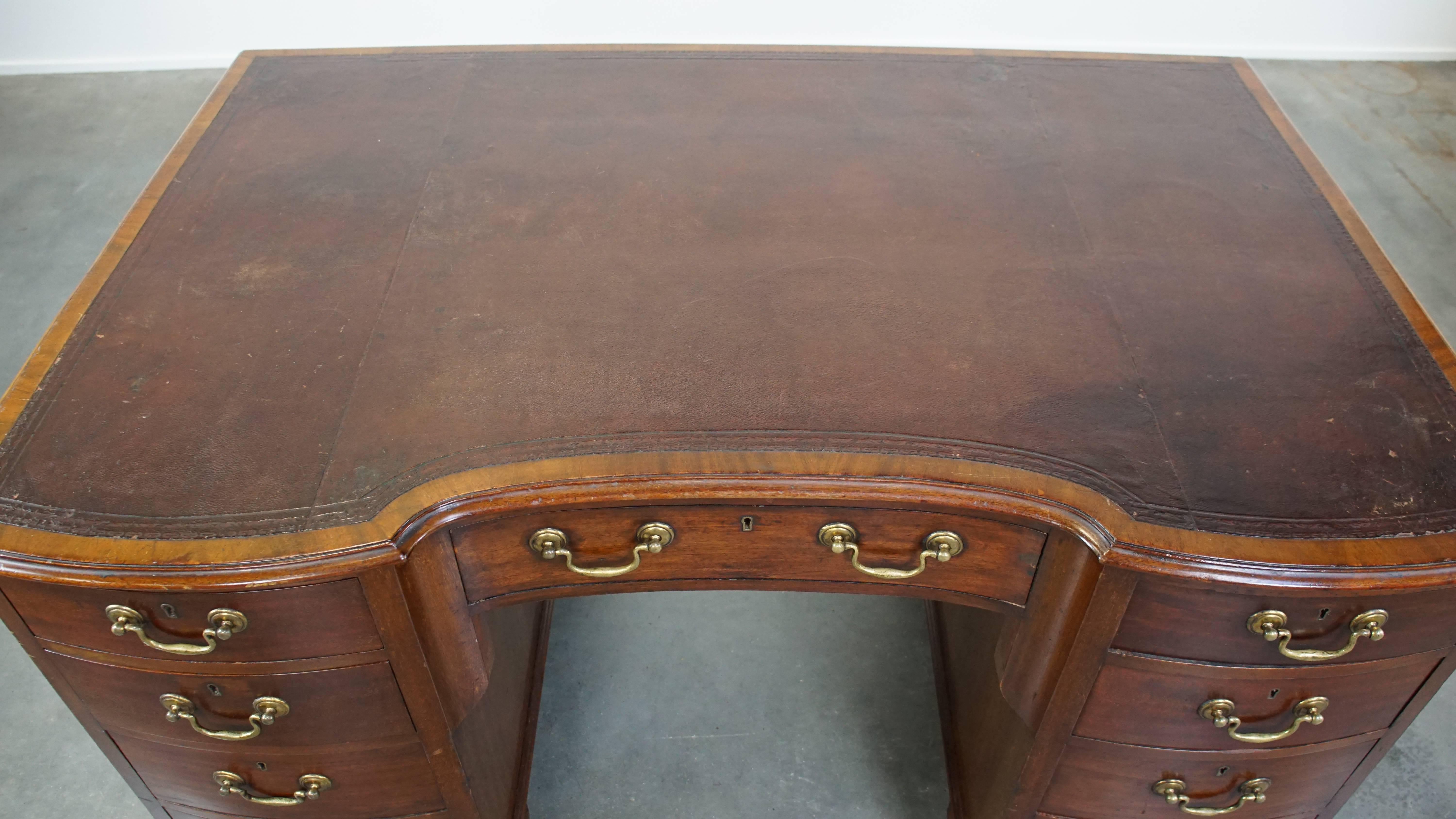 Antica scrivania inglese in legno della fine del XIX secolo con piano in pelle in vendita 1