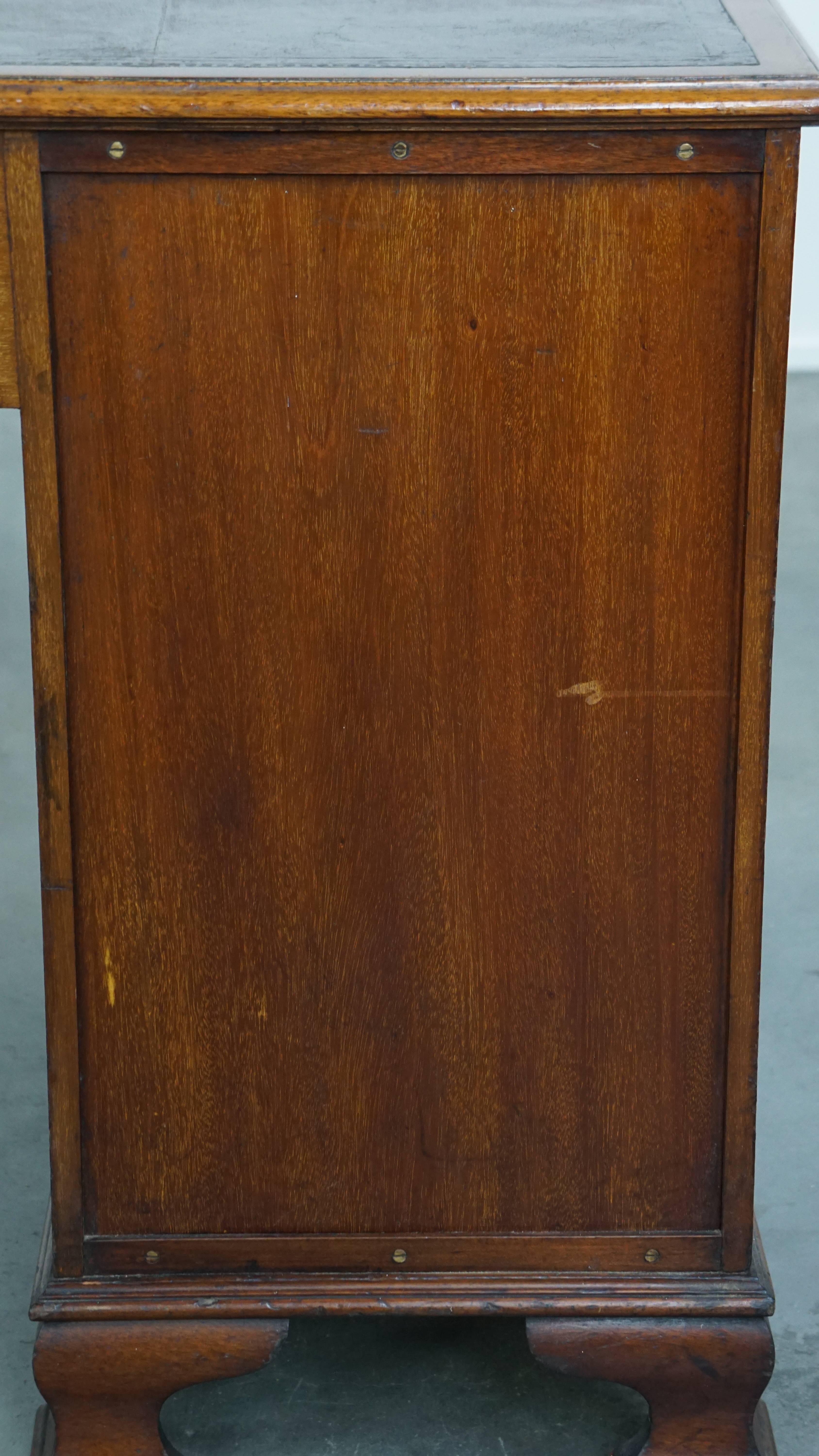 Antica scrivania inglese in legno della fine del XIX secolo con piano in pelle in vendita 2