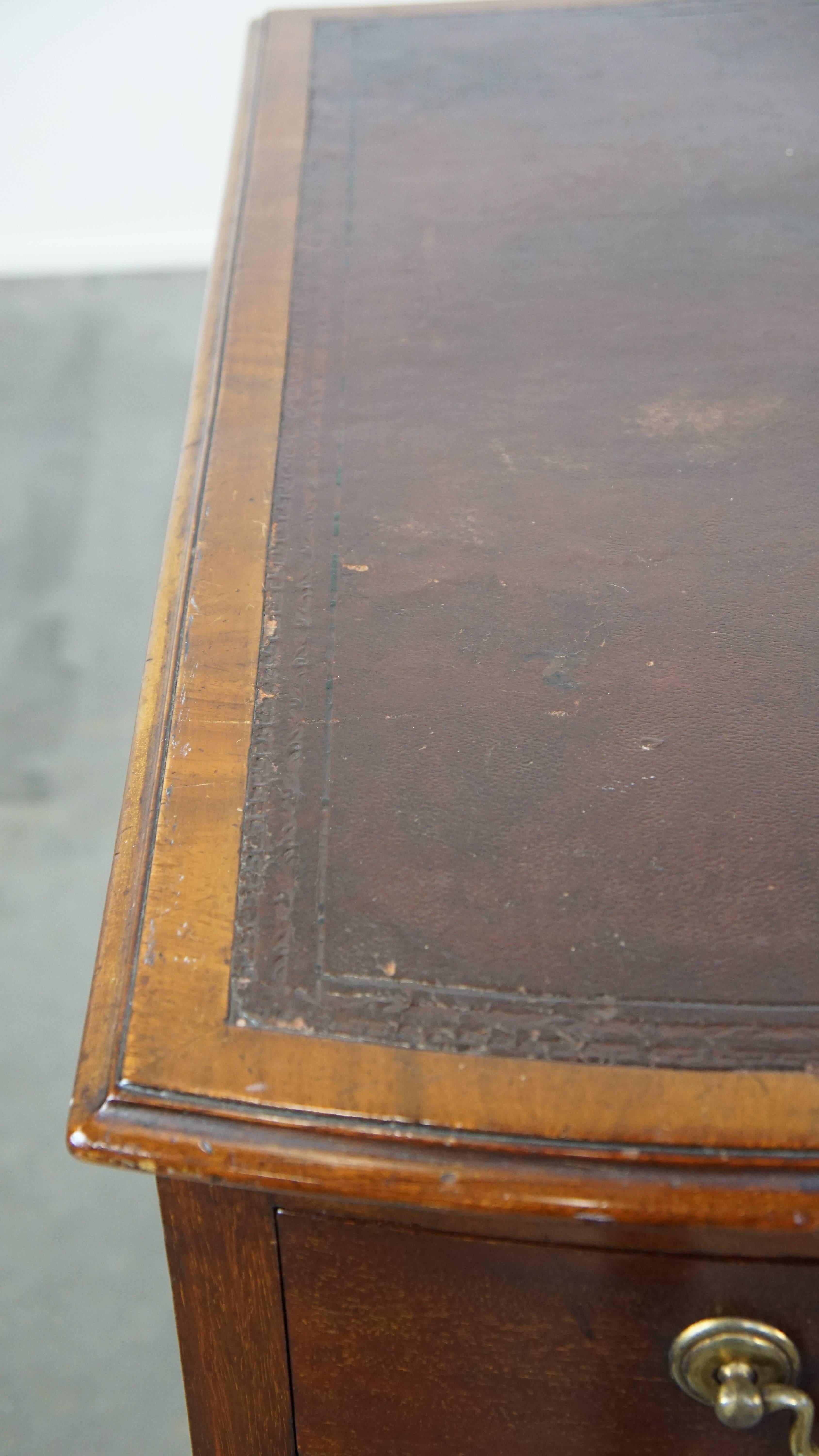 Antica scrivania inglese in legno della fine del XIX secolo con piano in pelle in vendita 3