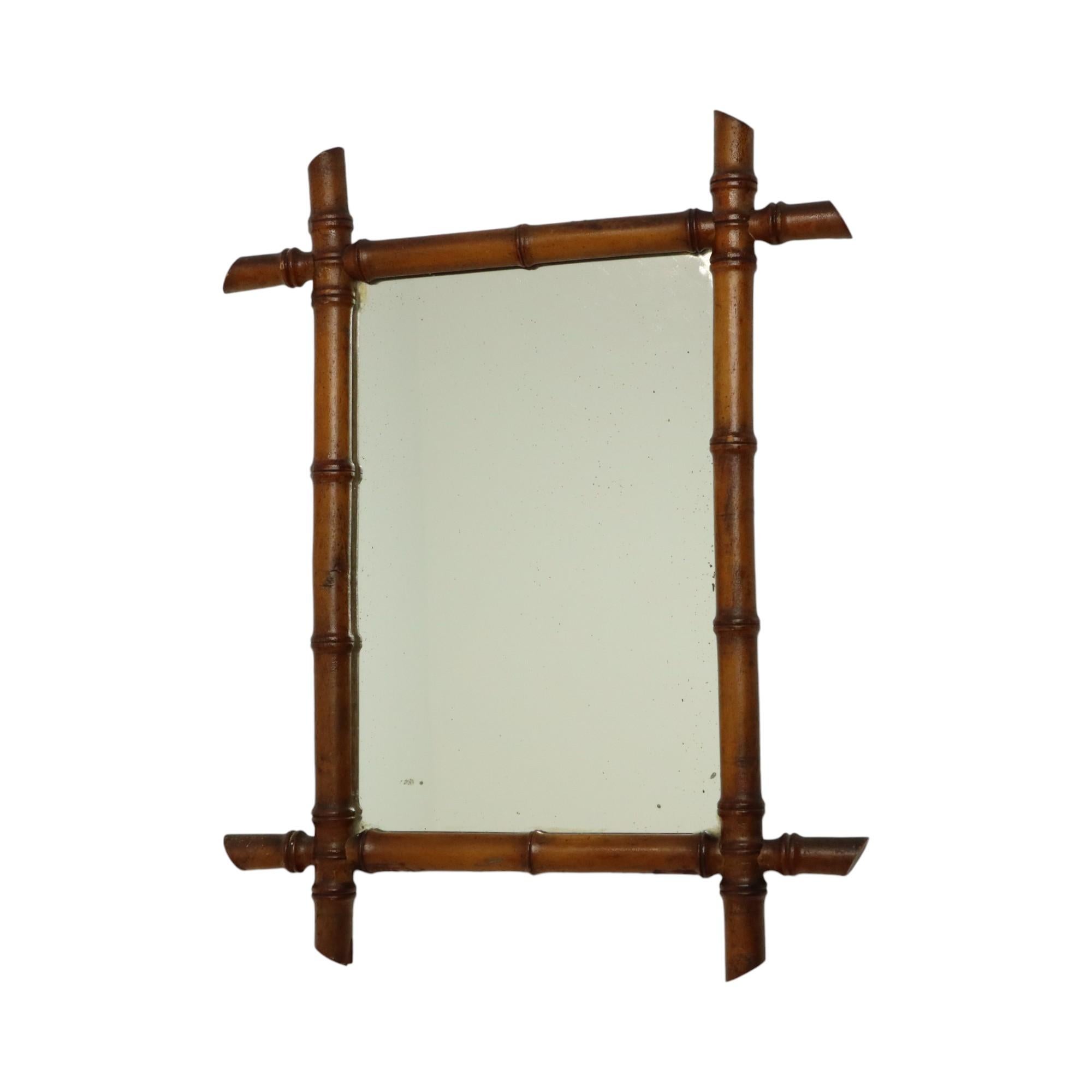 Antiguo espejo de imitación de bambú completamente en estilo Chinoiserie, muy popular en el periodo Art Nouveau, Francia, este ejemplo data de alrededor de 1910.

Precioso espejo de madera tallada con aspecto de bambú, de ahí el nombre de falso