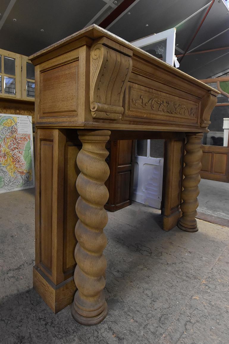 Nice antique wooden fireplace mantel from the 19th century.
It is made from oak and is a Louis XV model.
The fireplace is to be placed around the chimney.