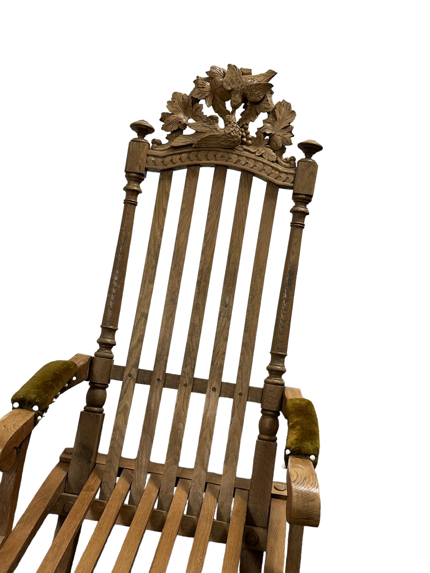 Cette chaise pliante du début du 20e siècle, originaire d'Allemagne, est un excellent exemple du style forêt noire. Le meuble est doté d'une assise en bois d'aspect rustique et d'un dossier en bois sculpté. Le tabouret présente un design simple et
