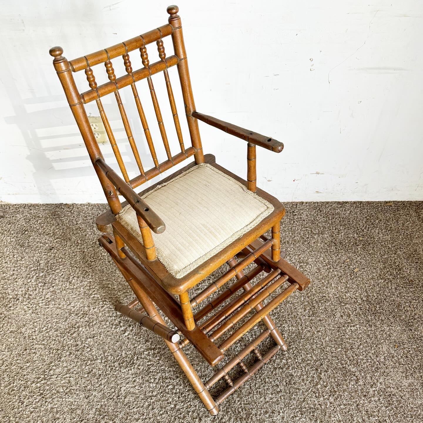 Découvrez l'élégance d'une chaise haute pliante en bois antique, alliant charme vintage et design fonctionnel.
Les pièces vintage peuvent présenter des signes d'usure liés à l'âge. Examinez attentivement les photos, posez des questions et demandez