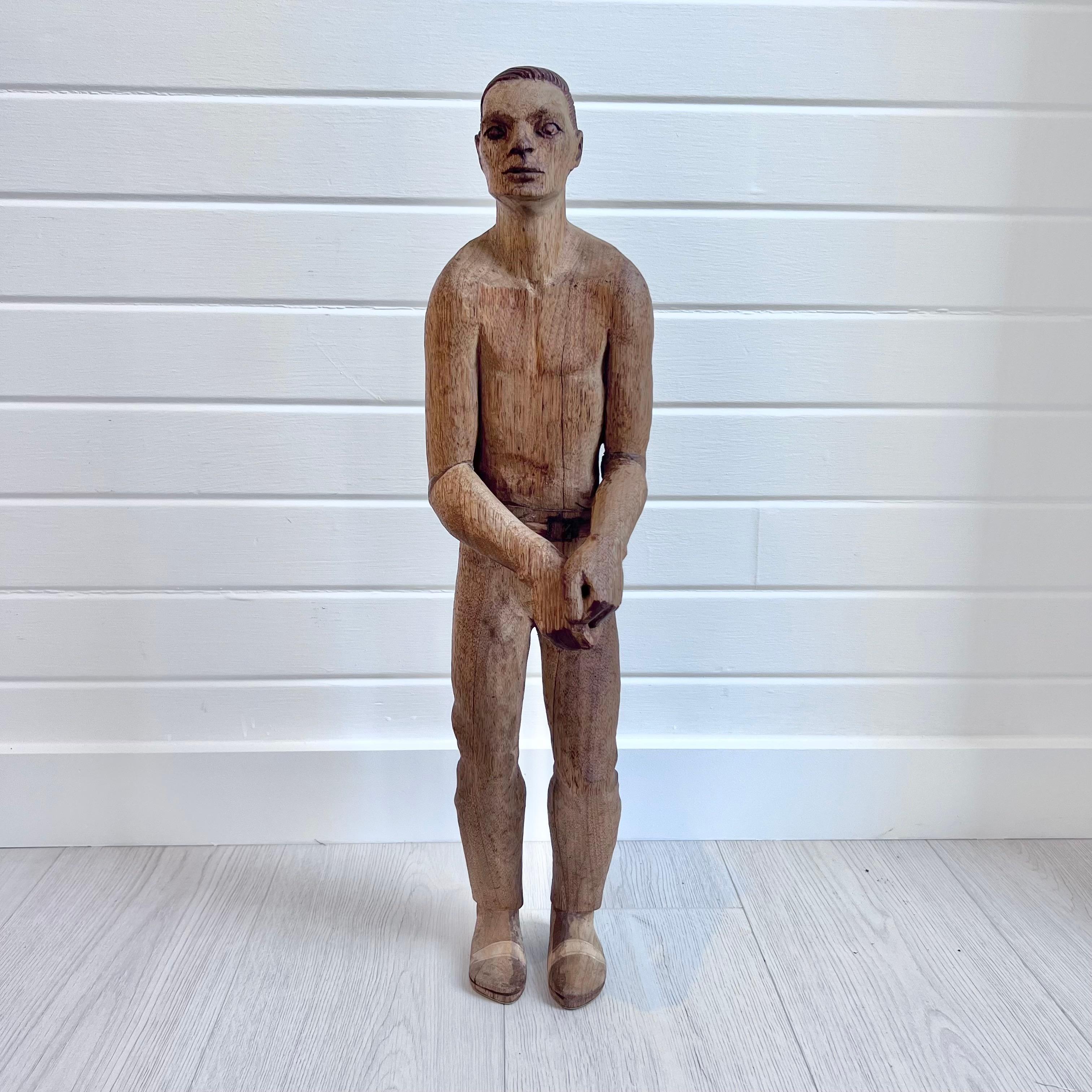 Rare et inhabituelle figure masculine d'art populaire en bois sculpté de la fin du 19e siècle/début du 20e siècle provenant d'une petite ville de pêcheurs de la côte est des États-Unis.

La figurine en bois est sculptée dans une seule pièce de bois