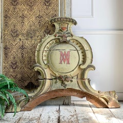 Ancien fronton de château français en bois