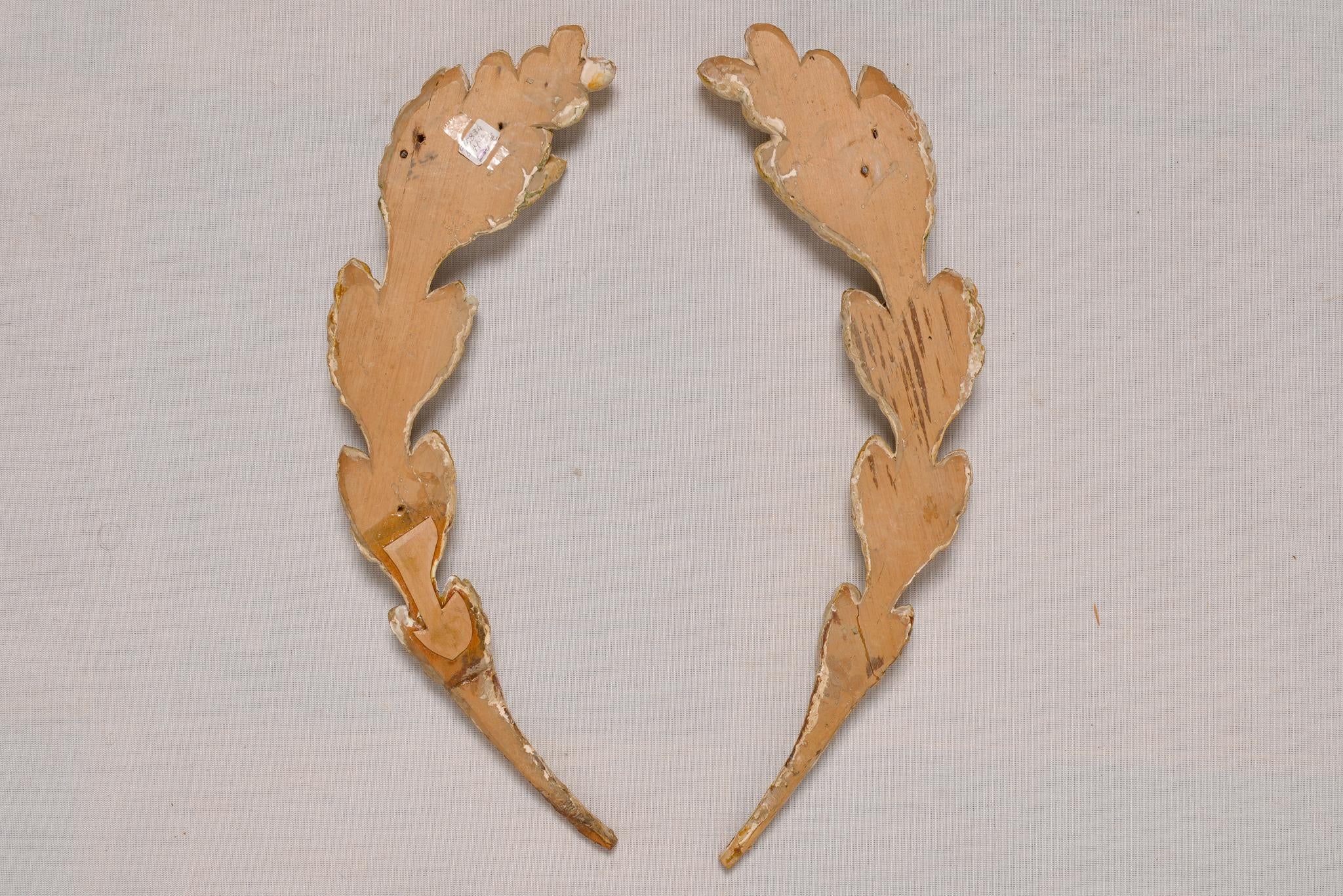 O/5834 - Pair of thin antique wooden friezes with golden berries. It's not easy to find these antique friezes because they are always broken or without details in gold. They are so elegant ! They can adorn any wall or sconces.
They can be also two