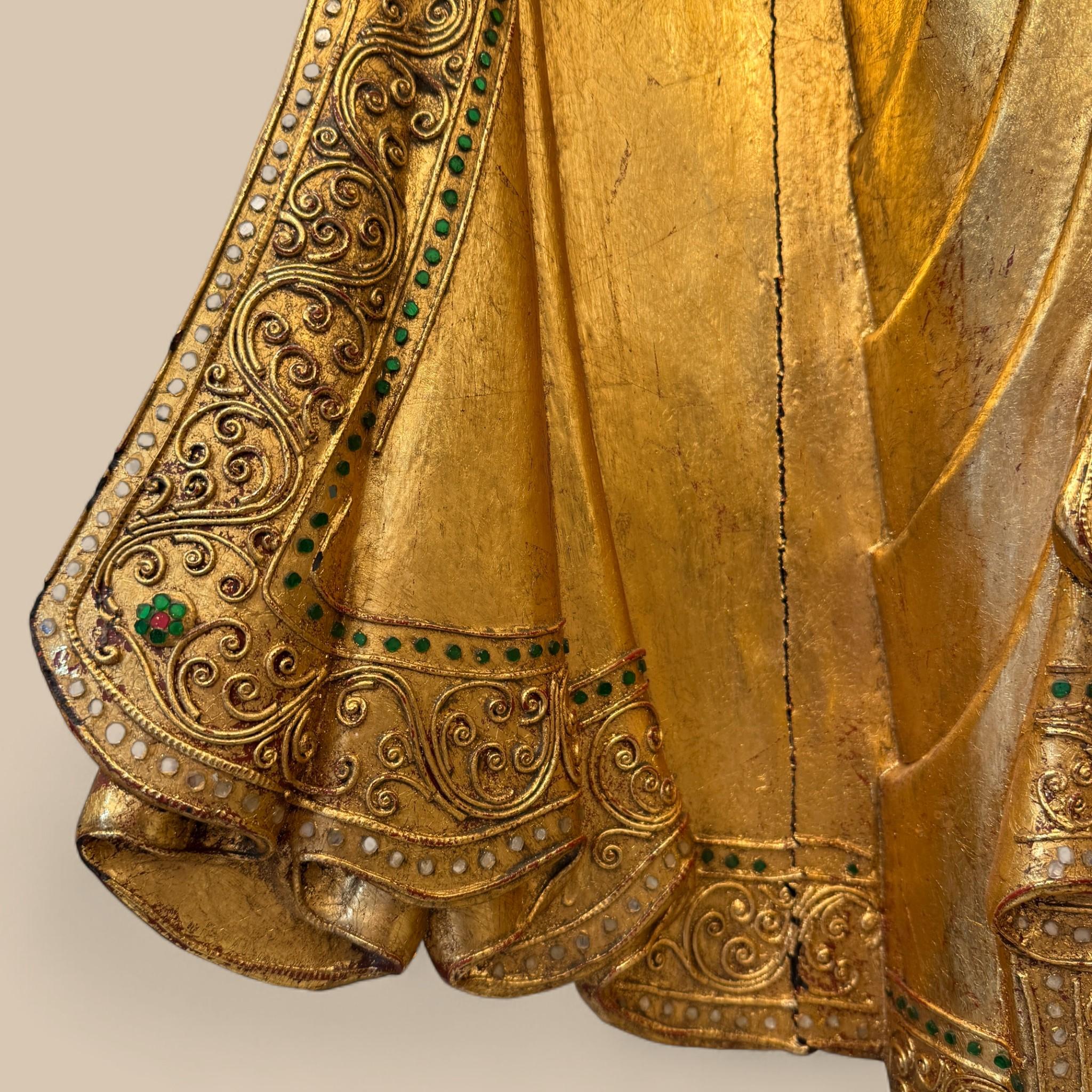 Statue ancienne de Bouddha birman en bois doré de style Mandalay, vers 1940/1950 en vente 2