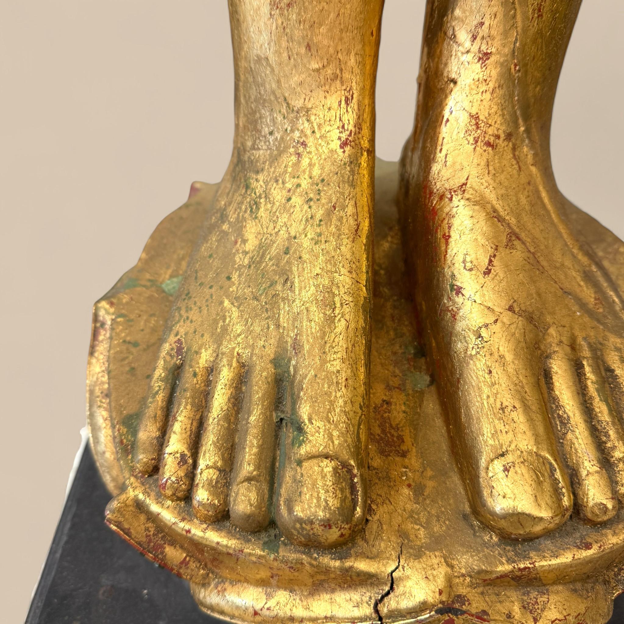 Statue ancienne de Bouddha birman en bois doré de style Mandalay, vers 1940/1950 en vente 3