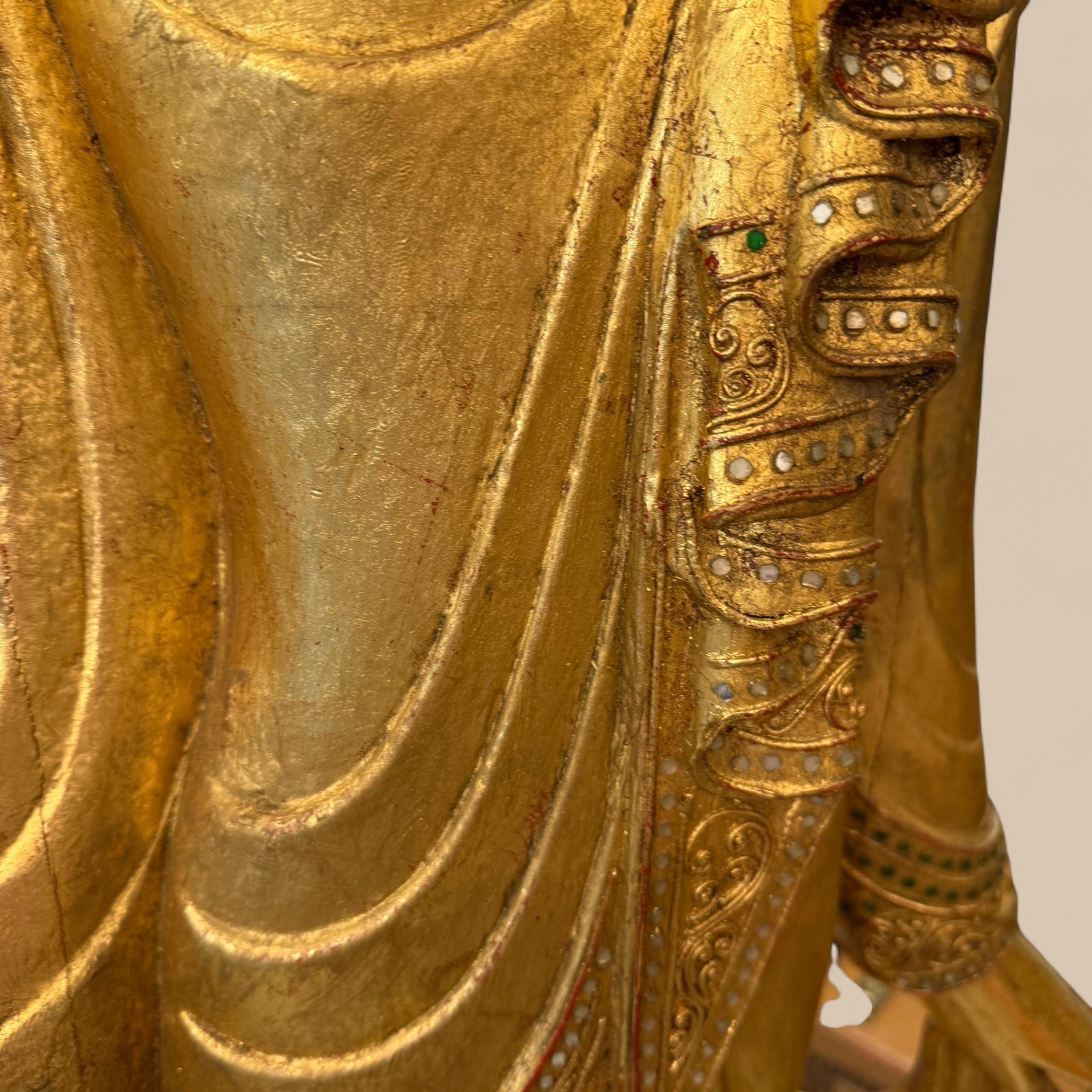 Statue ancienne de Bouddha birman en bois doré de style Mandalay, vers 1940/1950 en vente 4