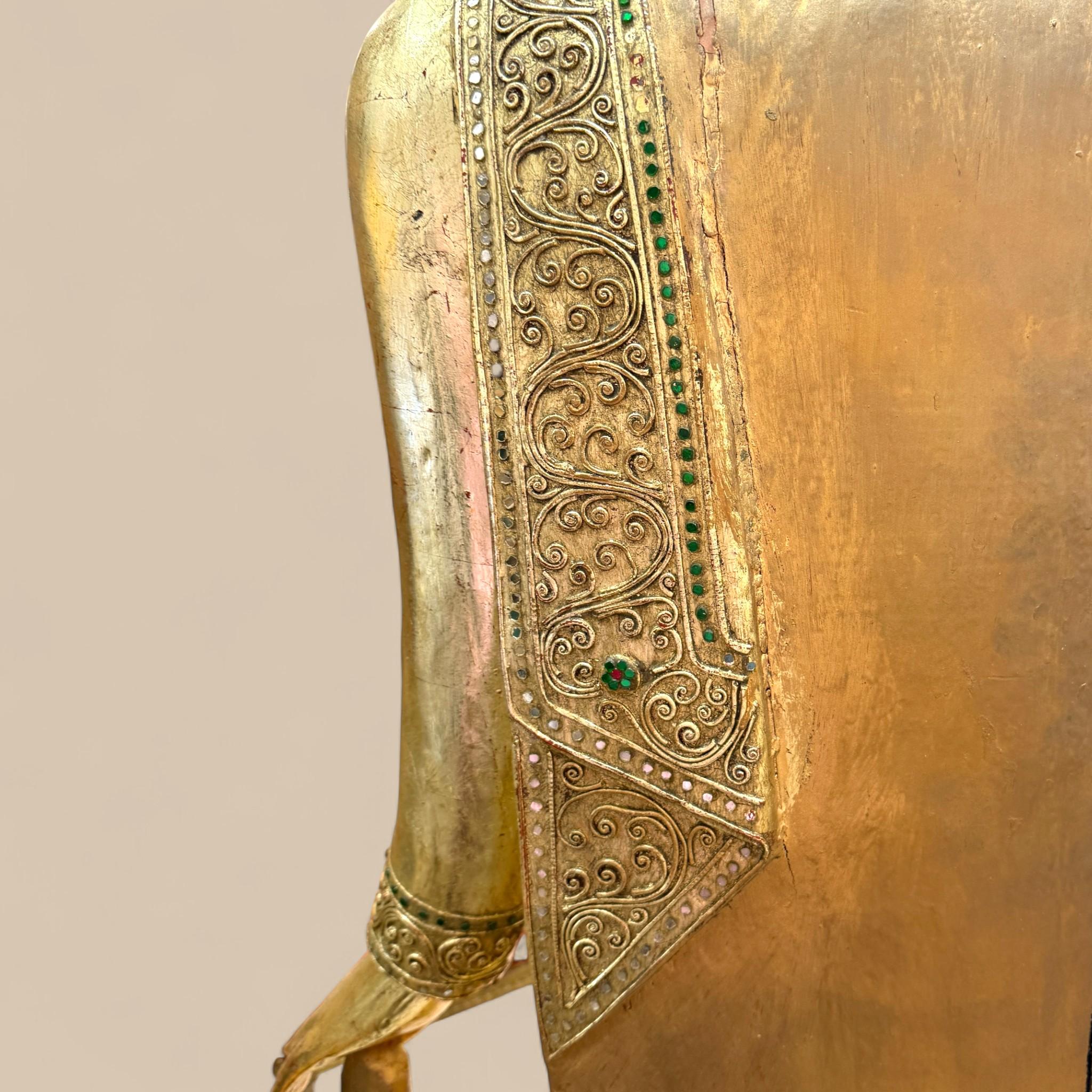 Statue ancienne de Bouddha birman en bois doré de style Mandalay, vers 1940/1950 en vente 5