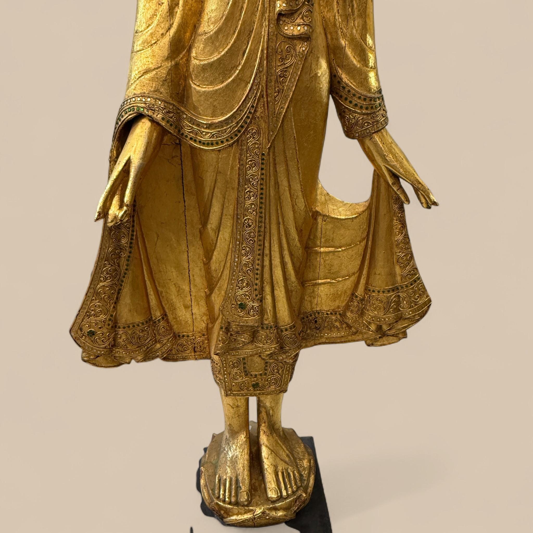 Statue ancienne de Bouddha birman en bois doré de style Mandalay, vers 1940/1950 en vente 7