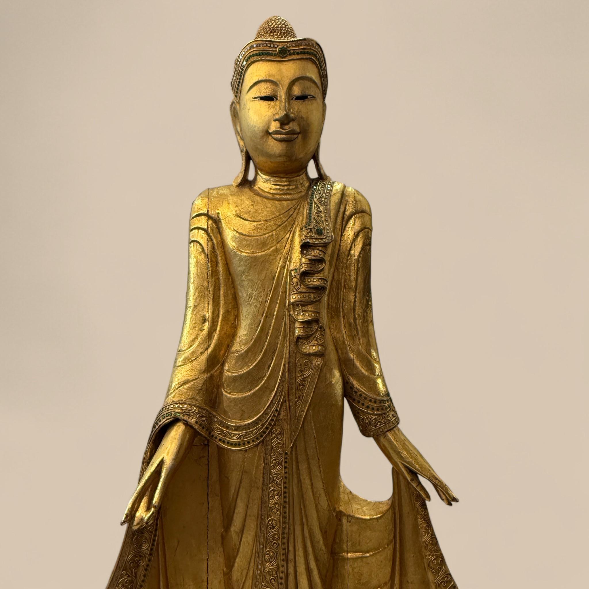 Statue ancienne de Bouddha birman en bois doré de style Mandalay, vers 1940/1950 en vente 8