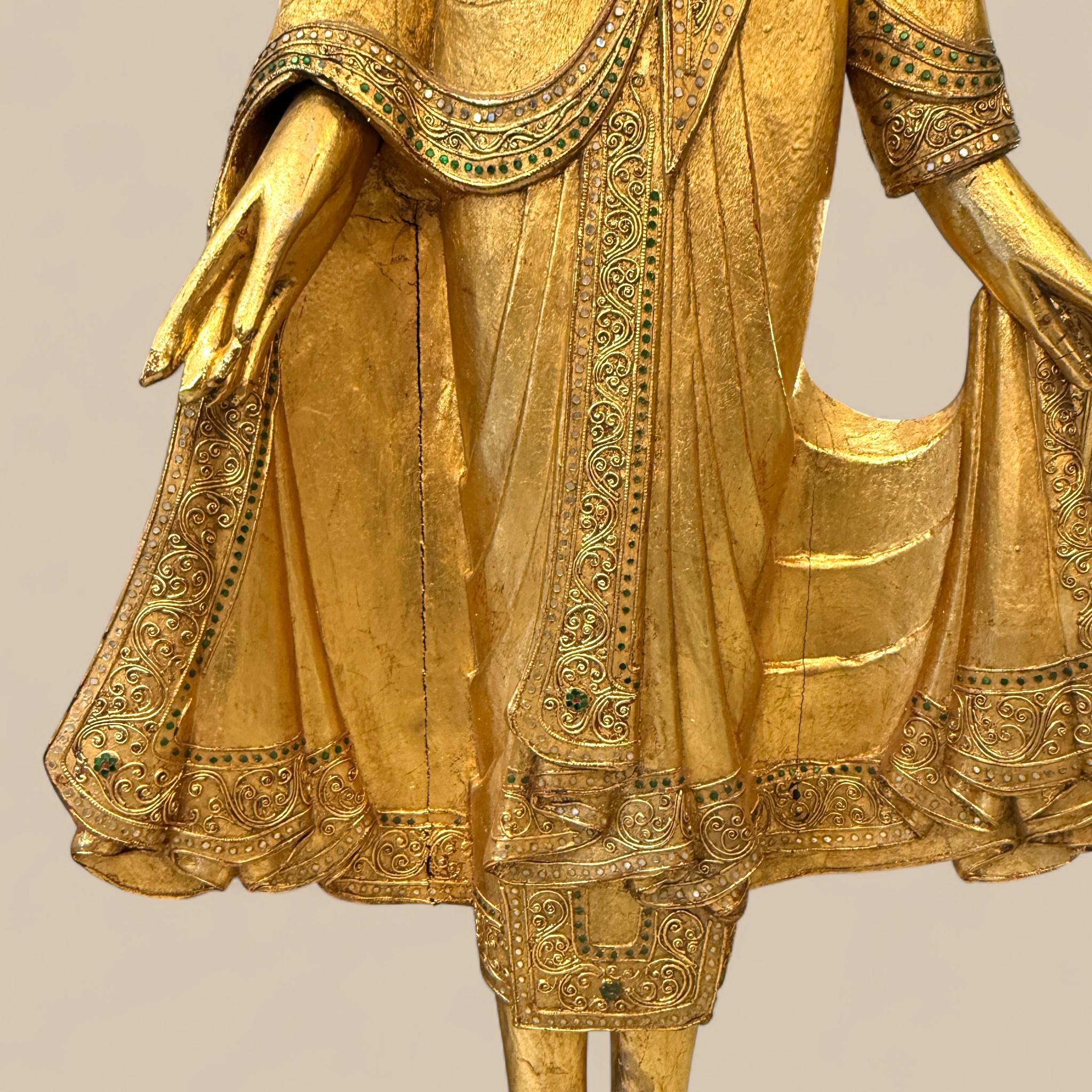 Statue ancienne de Bouddha birman en bois doré de style Mandalay, vers 1940/1950 en vente 9