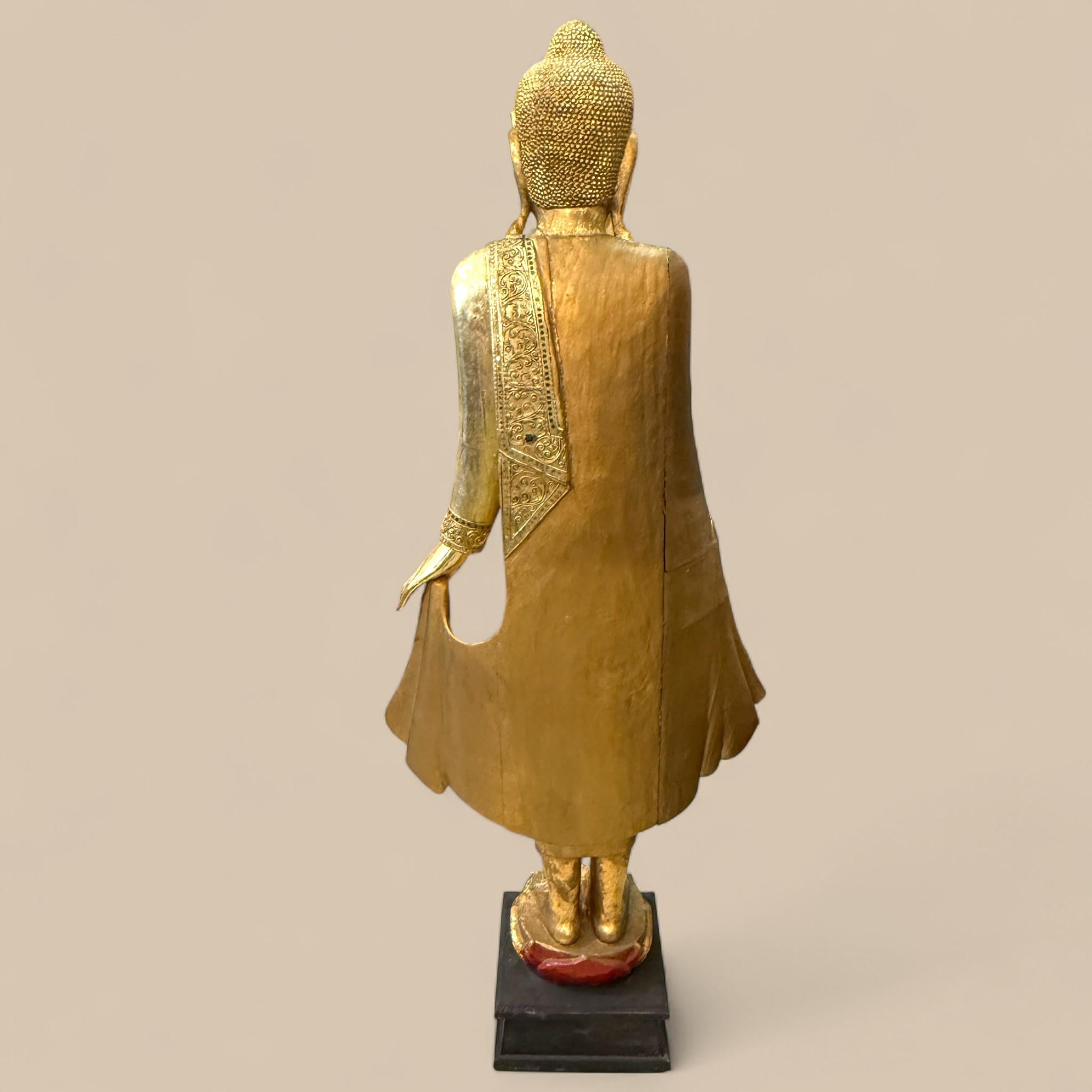 Statue ancienne de Bouddha birman en bois doré de style Mandalay, vers 1940/1950 en vente 10