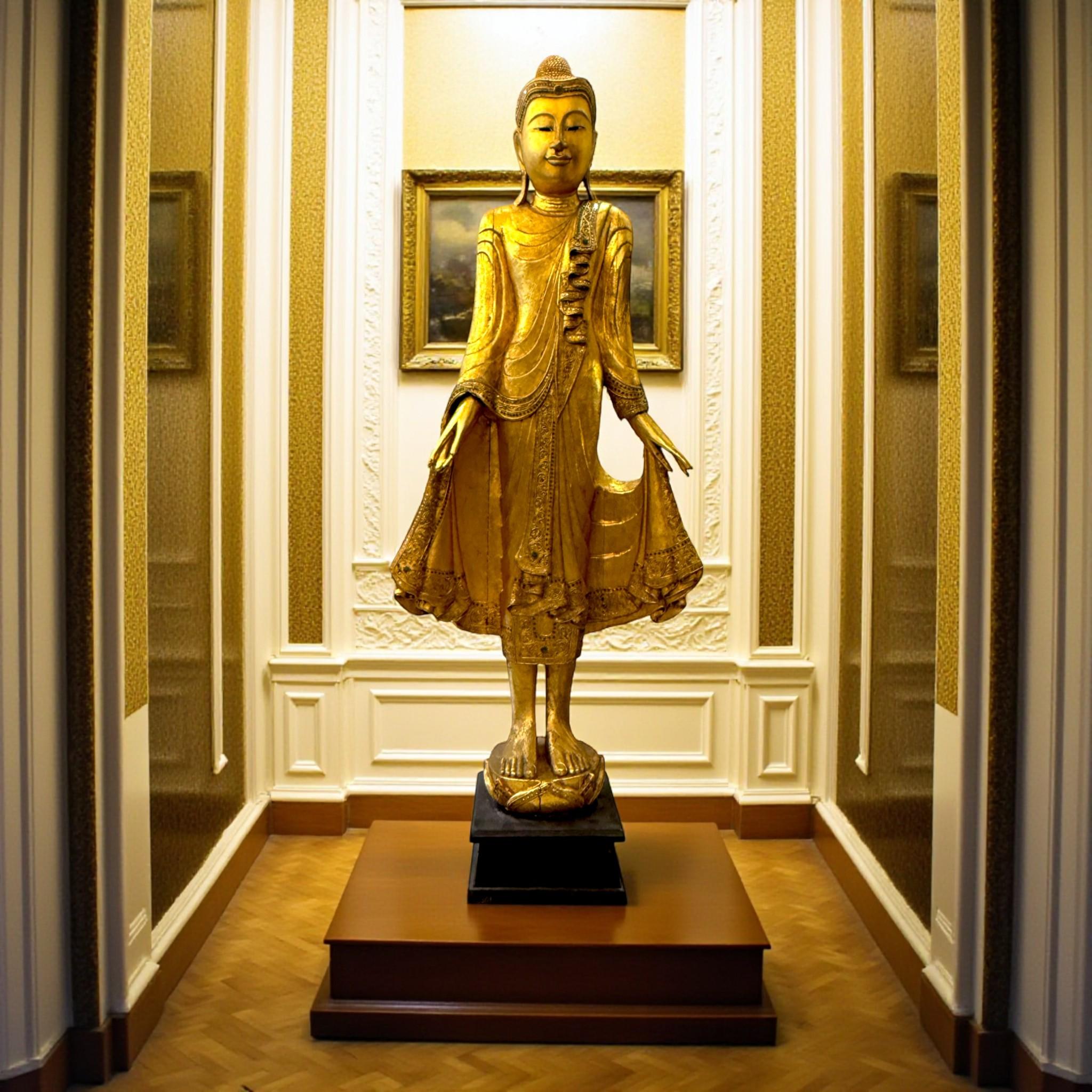 Exportation chinoise Statue ancienne de Bouddha birman en bois doré de style Mandalay, vers 1940/1950 en vente