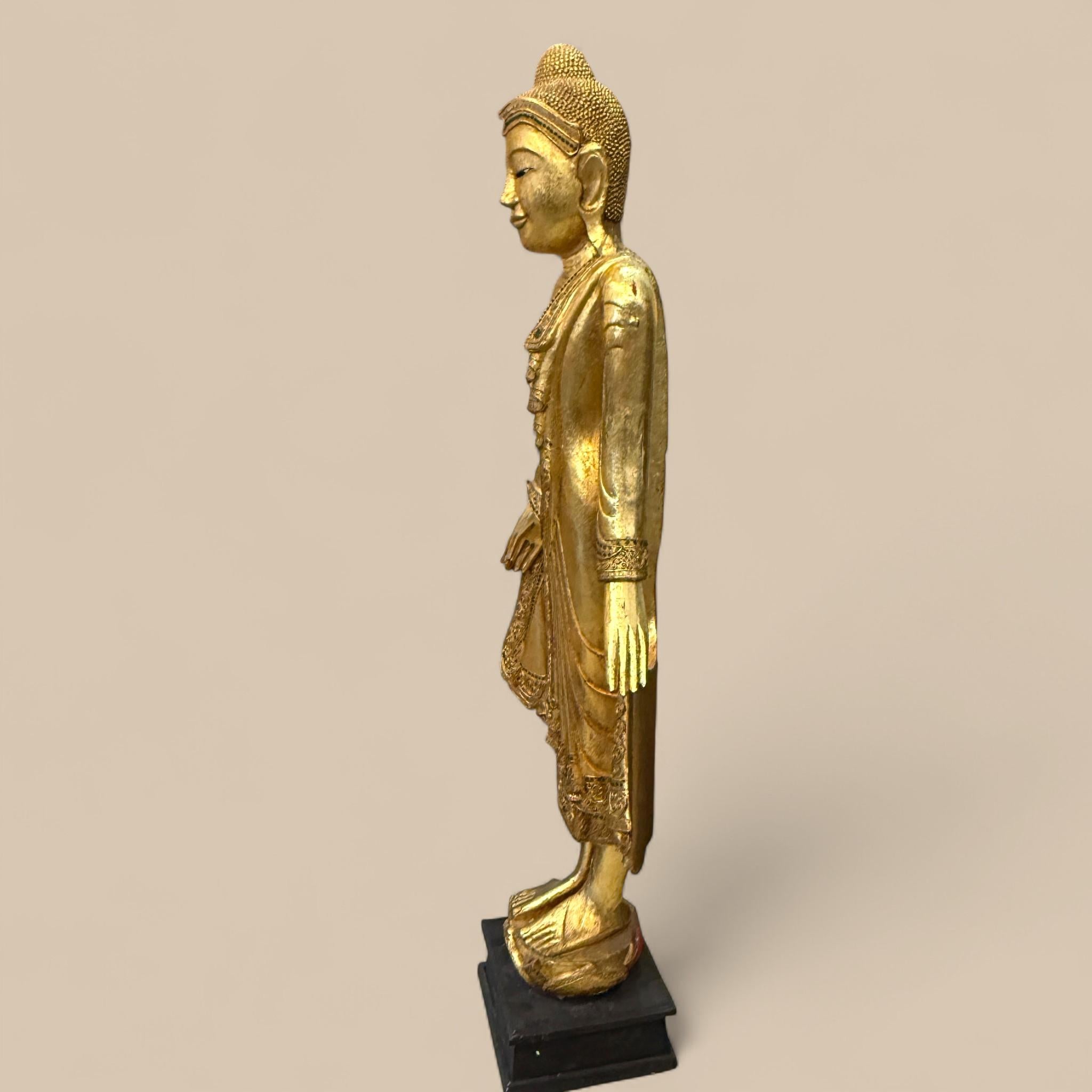 Birman Statue ancienne de Bouddha birman en bois doré de style Mandalay, vers 1940/1950 en vente