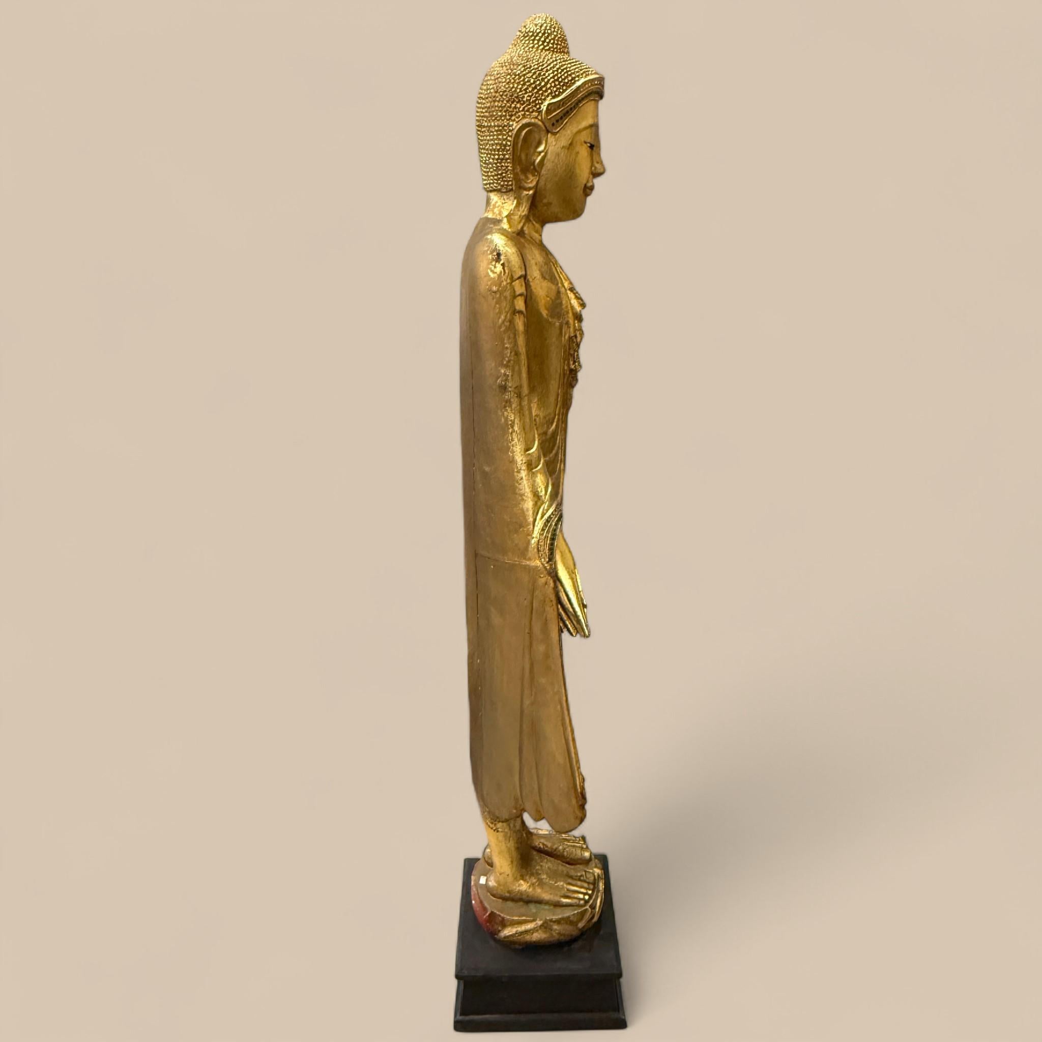 Sculpté à la main Statue ancienne de Bouddha birman en bois doré de style Mandalay, vers 1940/1950 en vente