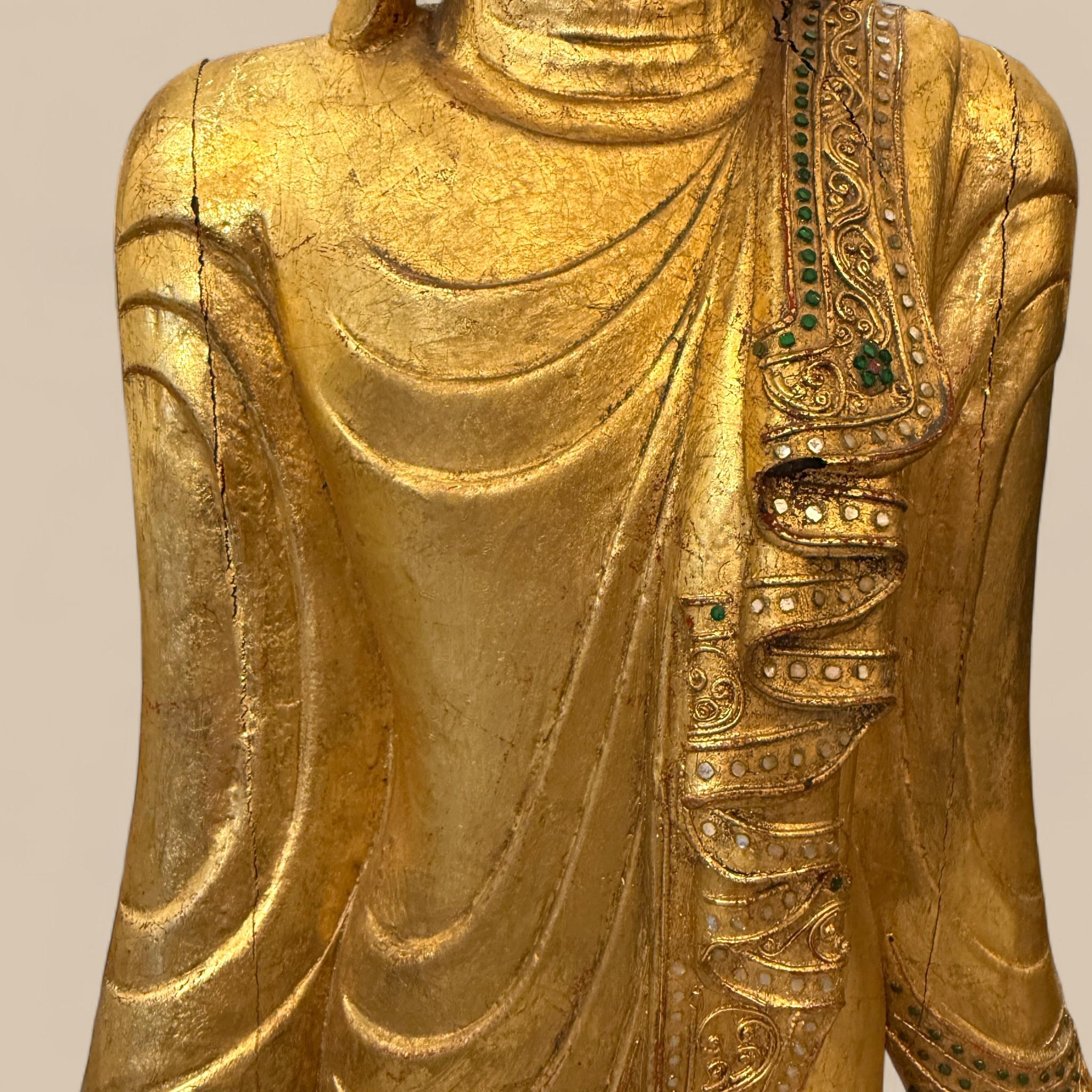 Statue ancienne de Bouddha birman en bois doré de style Mandalay, vers 1940/1950 Bon état - En vente à NICE, FR