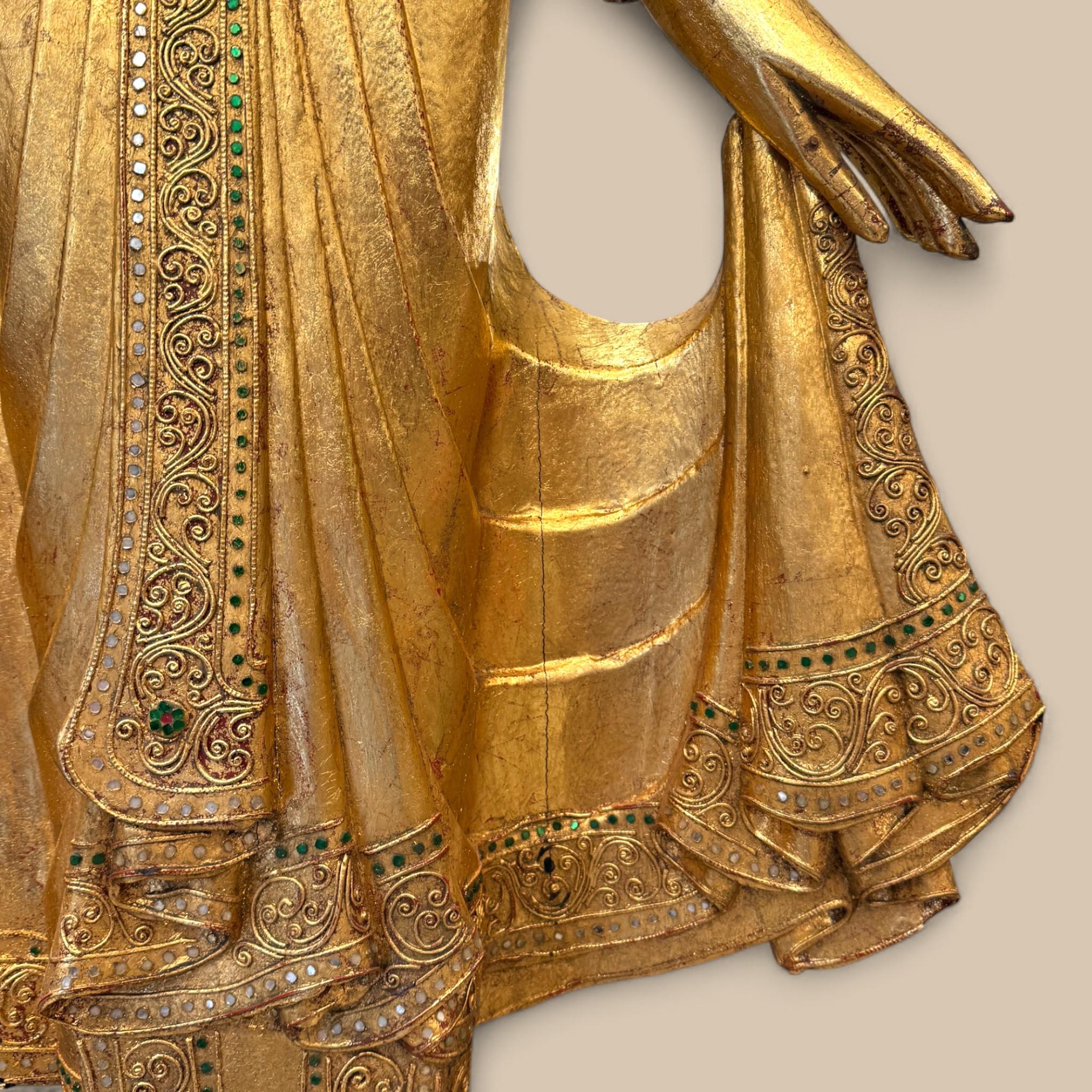 Milieu du XXe siècle Statue ancienne de Bouddha birman en bois doré de style Mandalay, vers 1940/1950 en vente